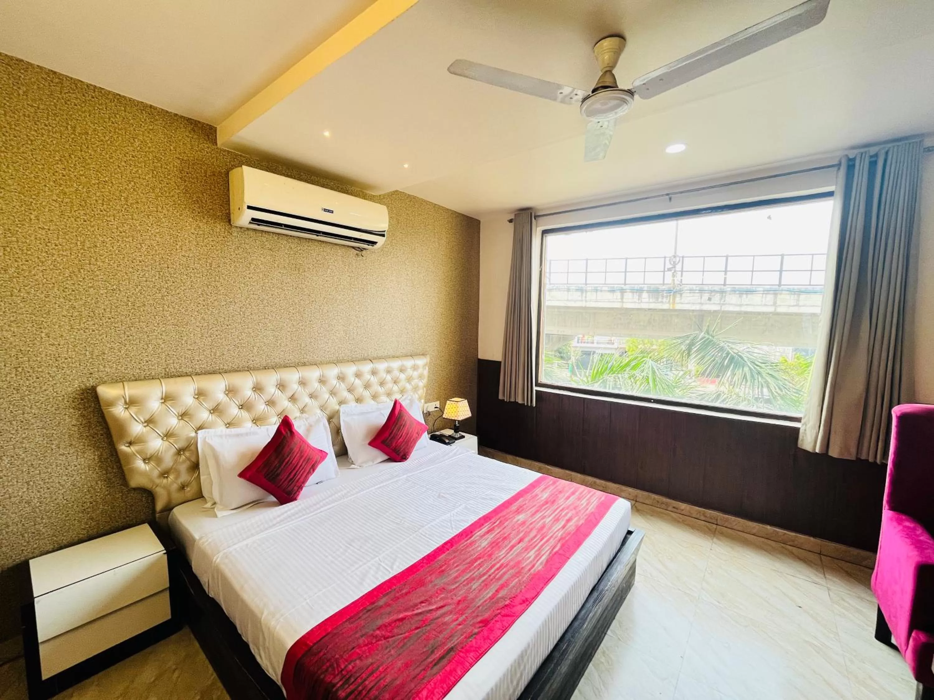 Bed in Hotel The Leaf - Gomti Nagar Lucknow