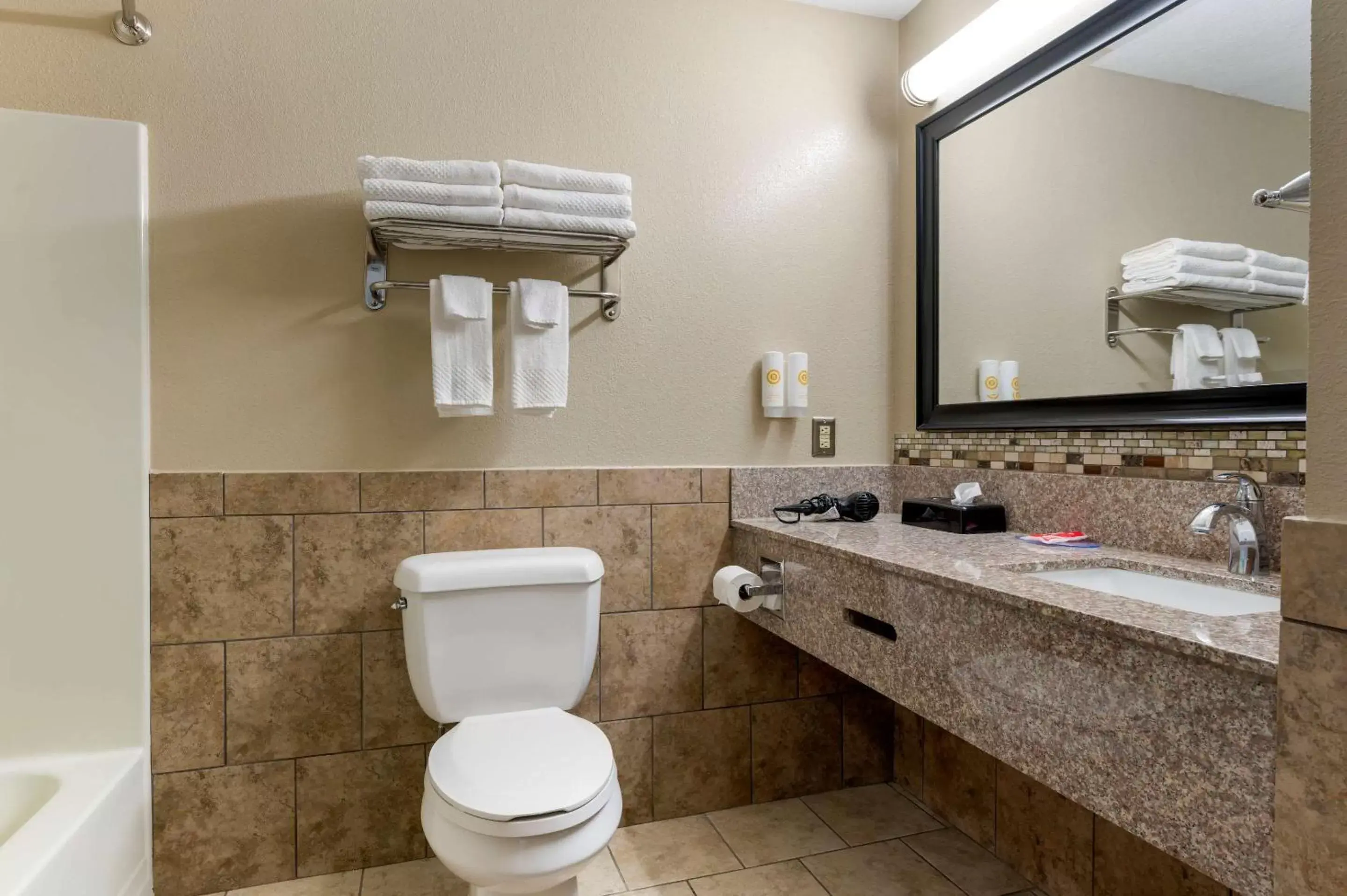 Bedroom, Bathroom in Econo Lodge Shelbyville