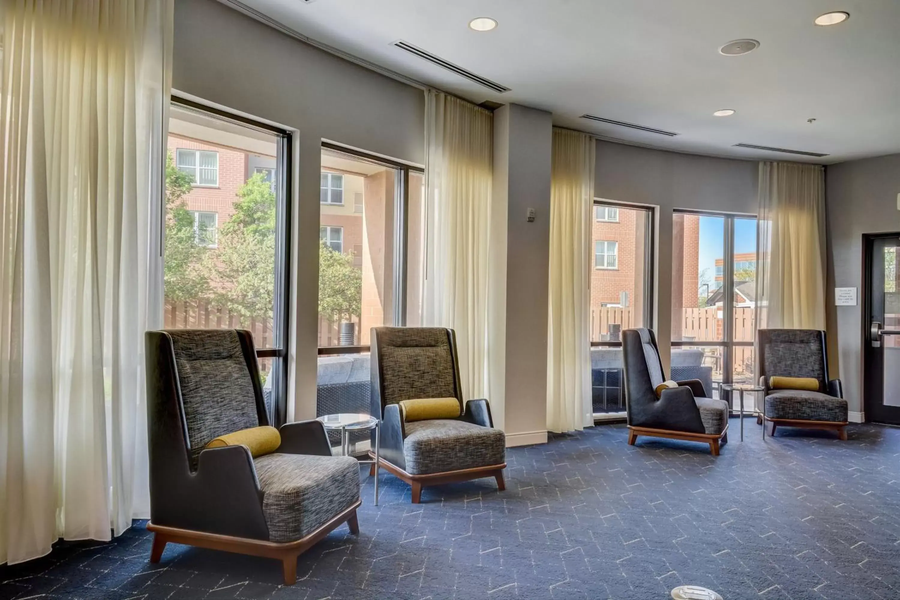 Lobby or reception, Seating Area in Courtyard Cincinnati North at Union Centre