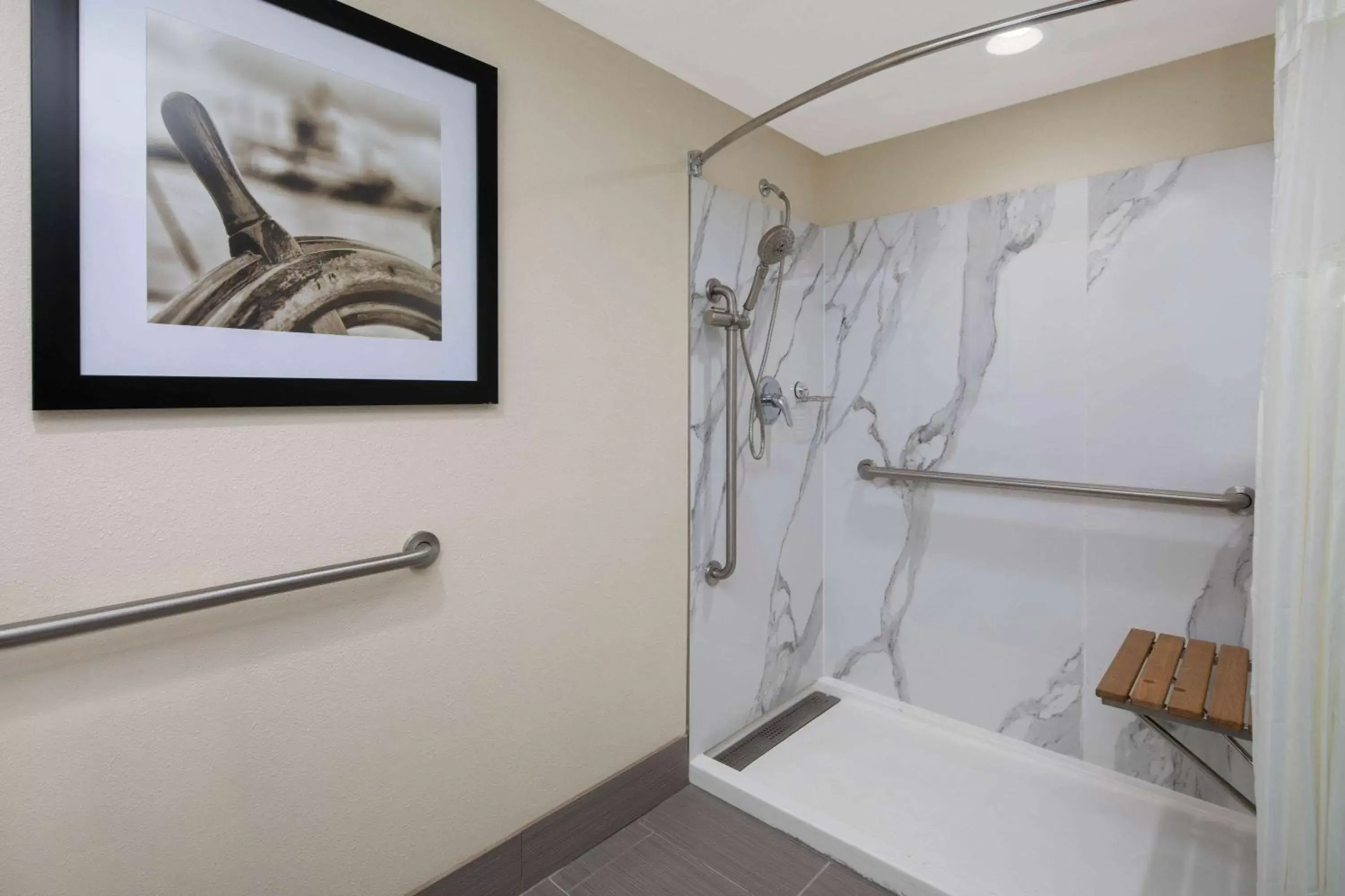 Shower, Bathroom in Baymont Inn & Suites by Wyndham Hammond