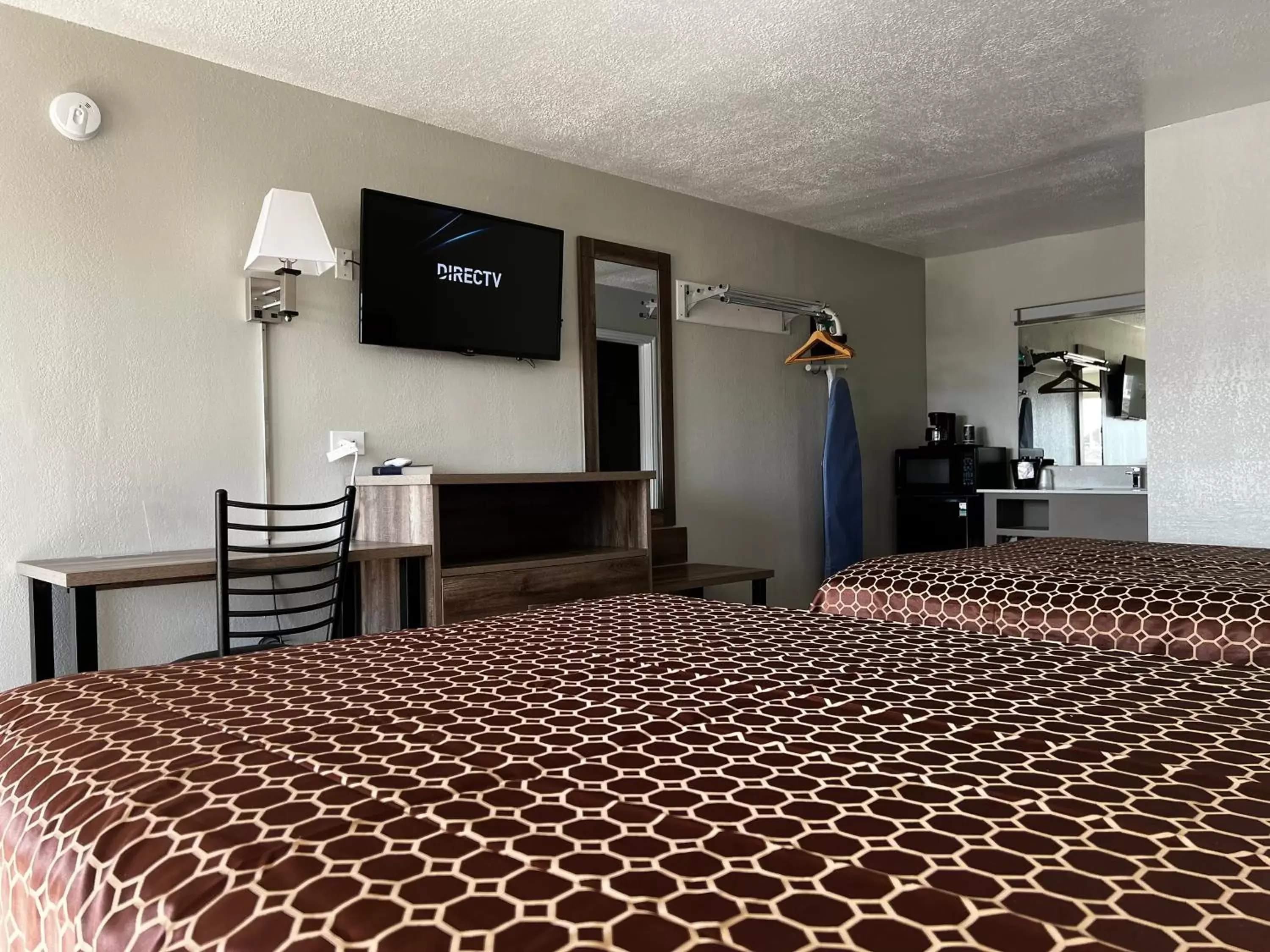 Bed, TV/Entertainment Center in Regency Inn