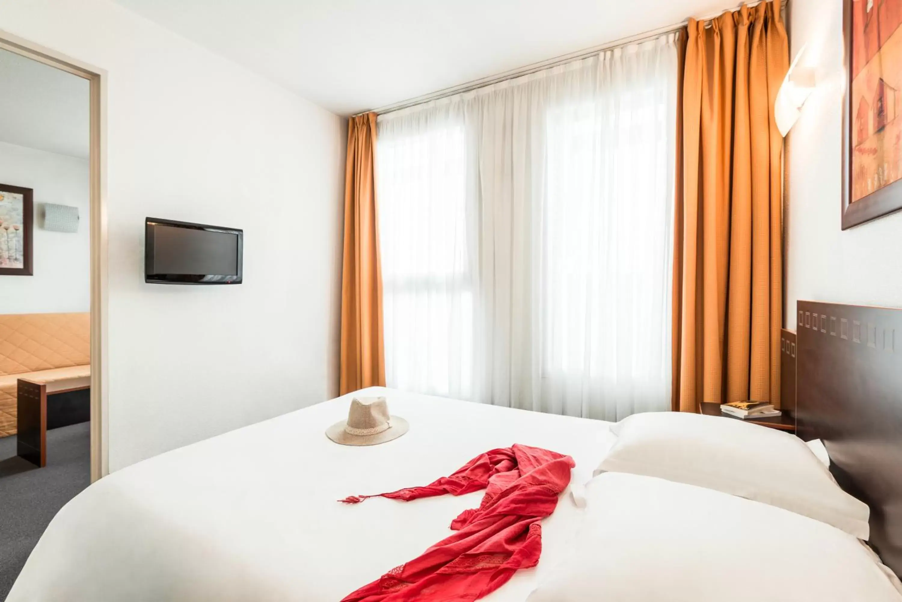 Bed, Room Photo in Aparthotel Adagio Access Toulouse Jolimont