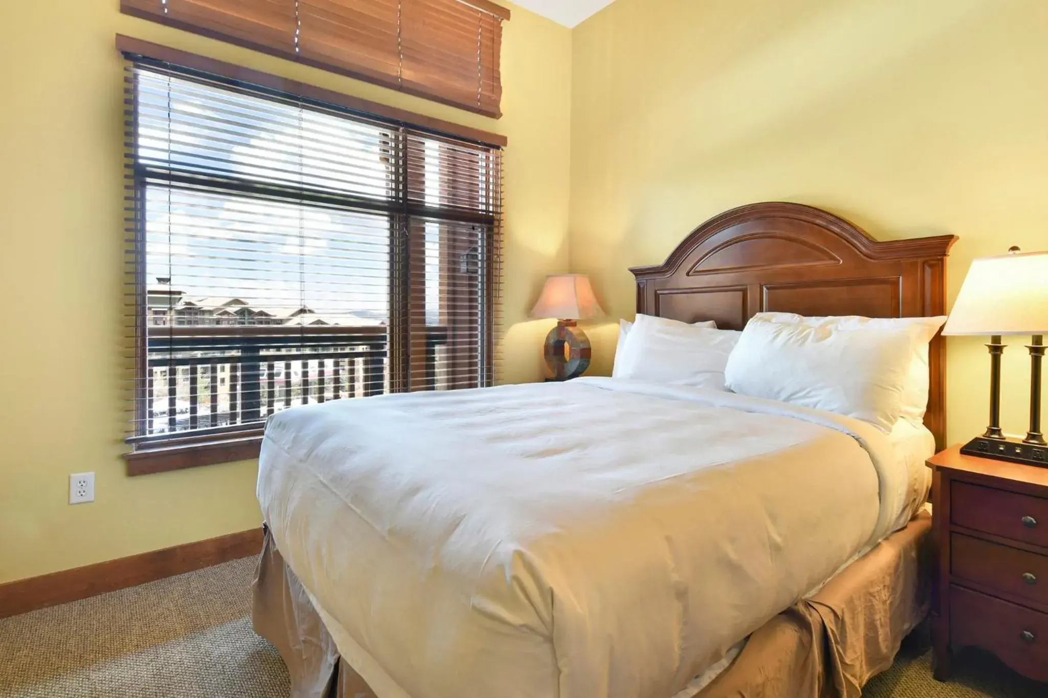 Photo of the whole room, Bed in Sundial Lodge Park City - Canyons Village