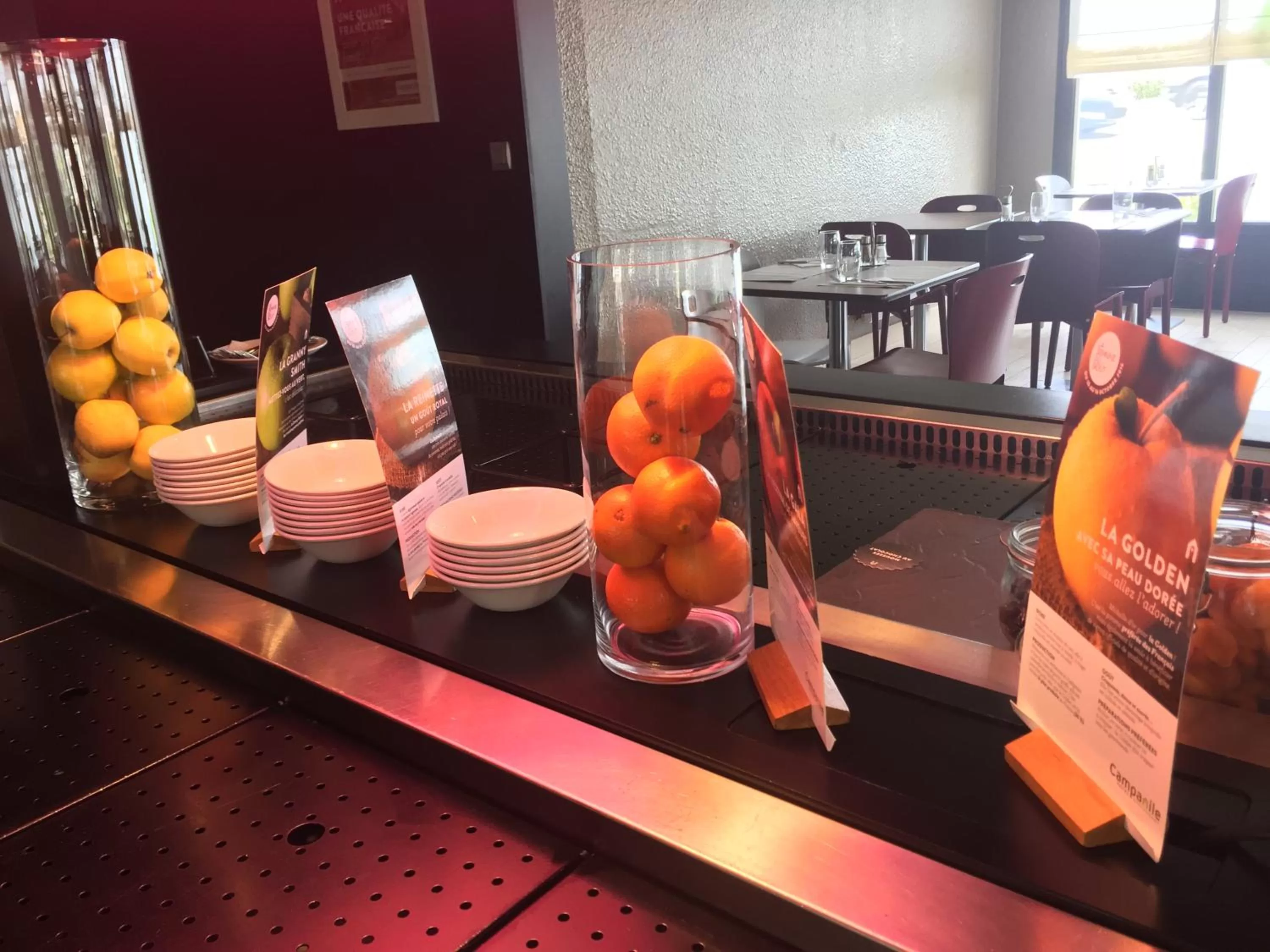 Communal lounge/ TV room in Campanile Nantes ~ Saint-Herblain