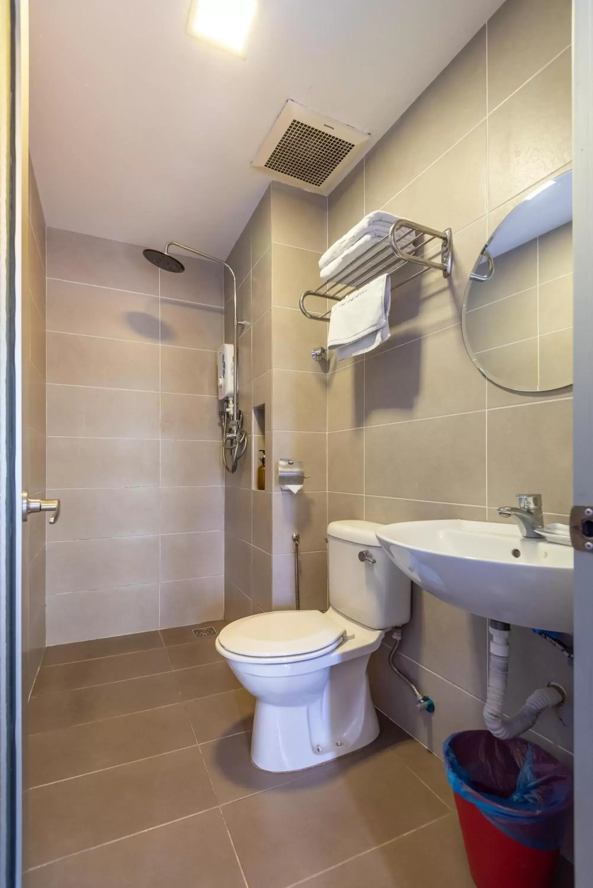 Shower, Bathroom in Worldview Grand Hotel
