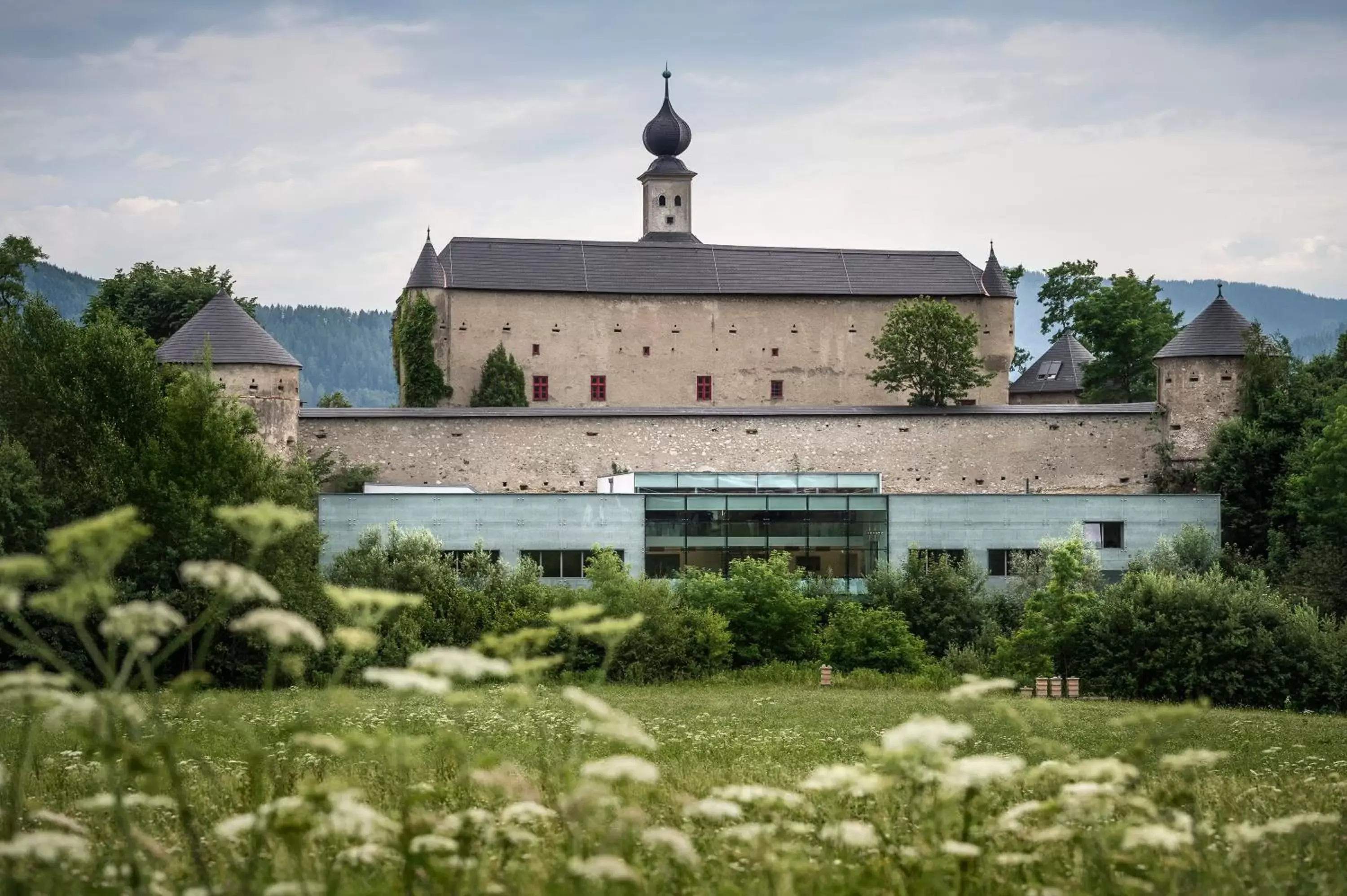 Facade/entrance, Property Building in Hotel Schloss Gabelhofen