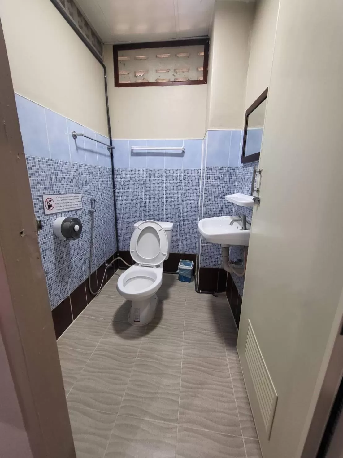 Achcha hotel - itsaraphap MRT station - Wat Arun