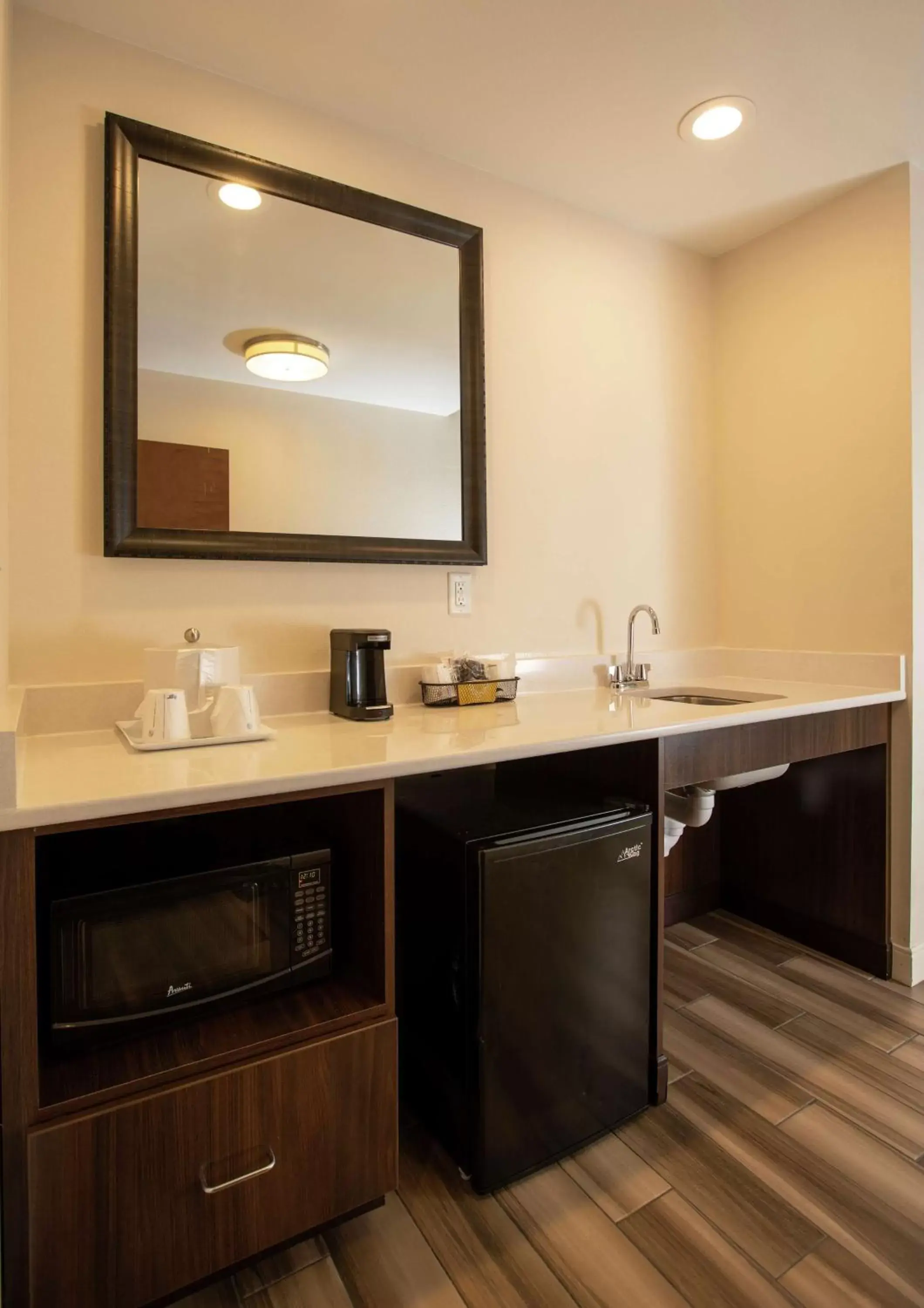 Photo of the whole room, Bathroom in Hampton Inn Mesa Verde/Cortez Co