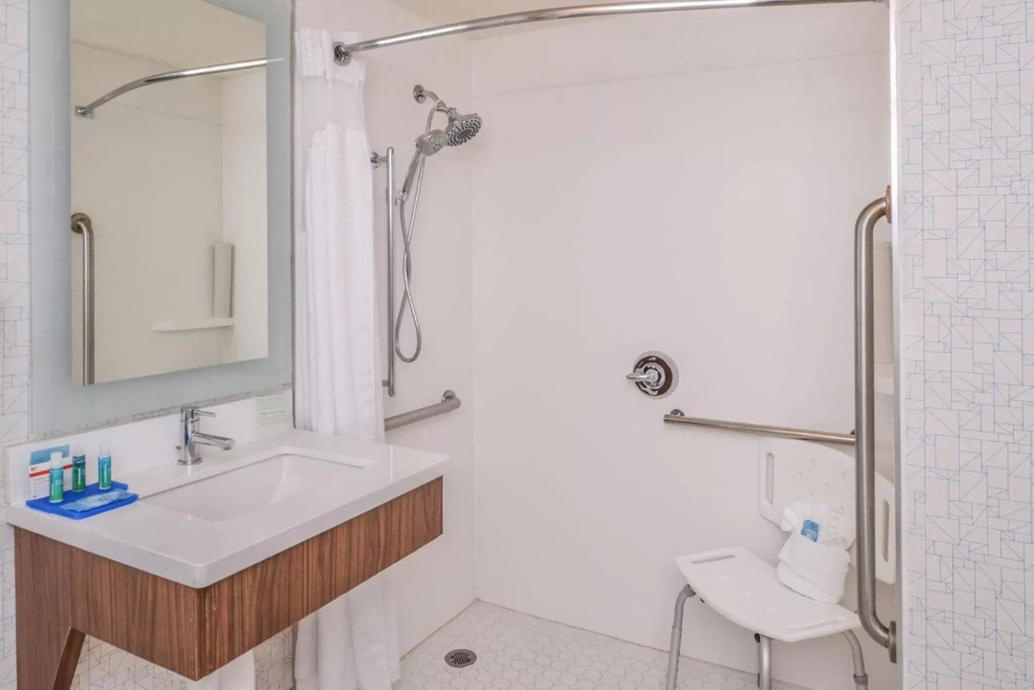 Photo of the whole room, Bathroom in Holiday Inn Express Palm Desert, an IHG Hotel