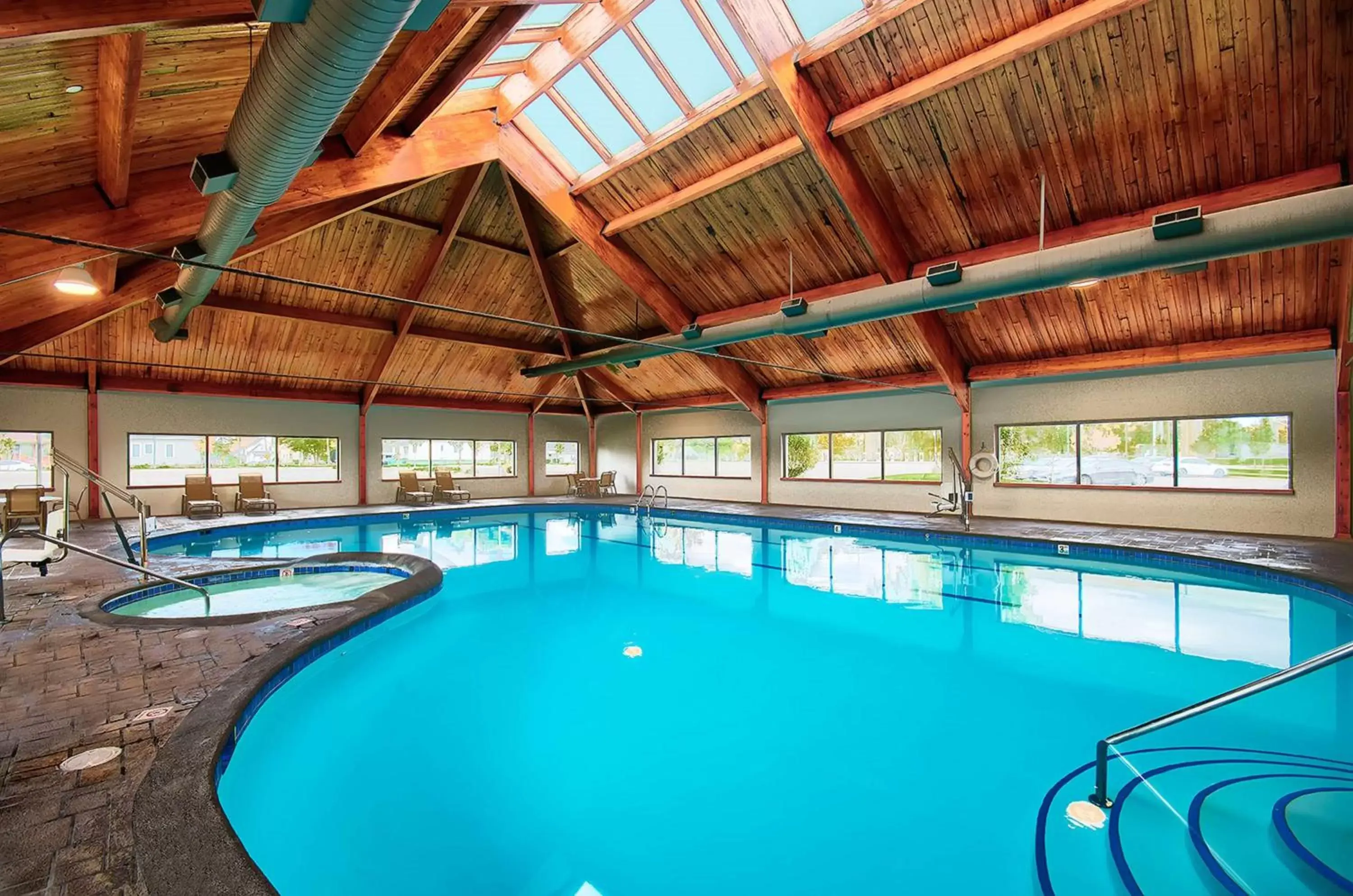 Hot Tub, Swimming Pool in DoubleTree by Hilton Port Huron