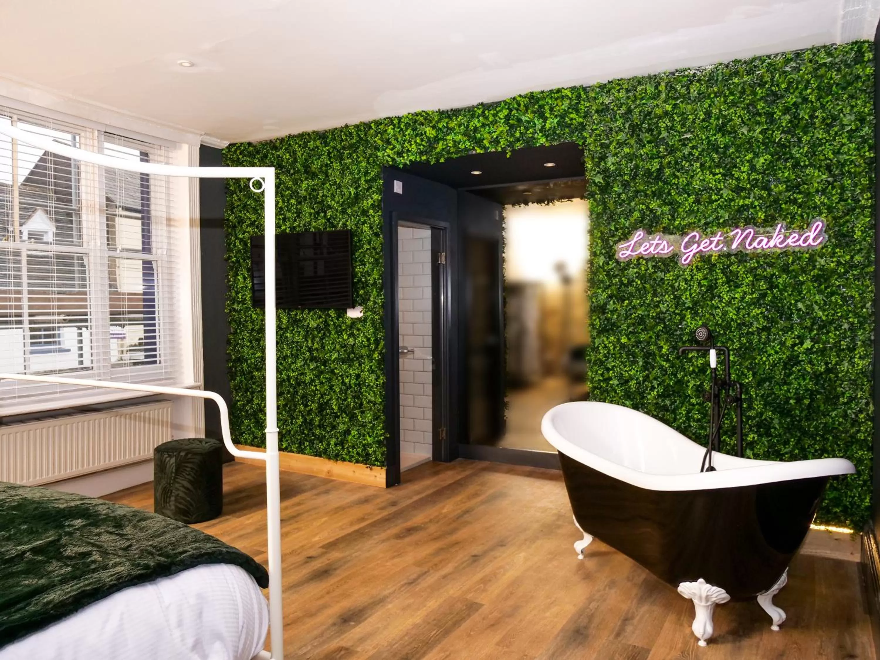 Bath, Bed in The Lazy Pug