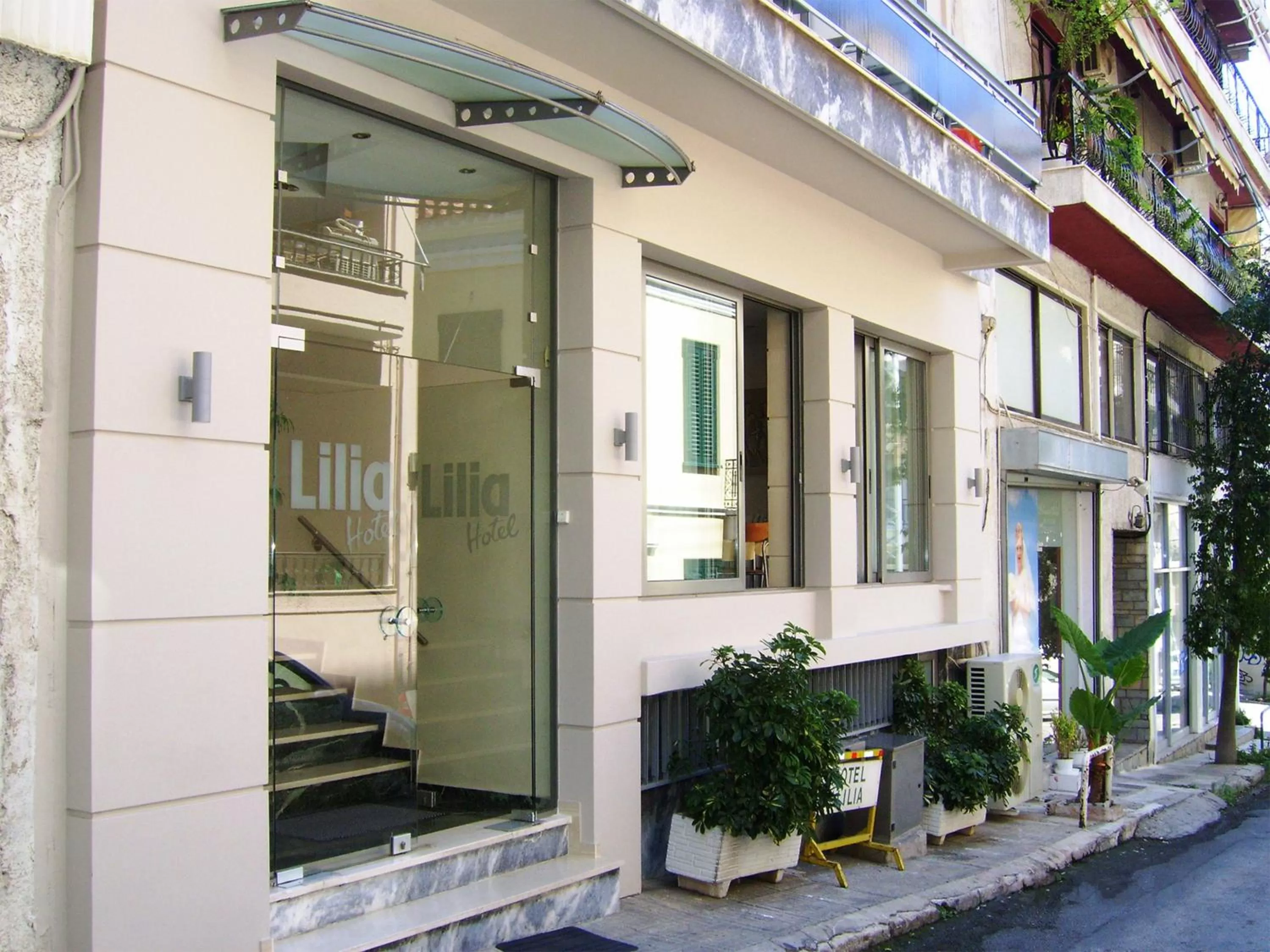 Facade/entrance in Lilia Hotel