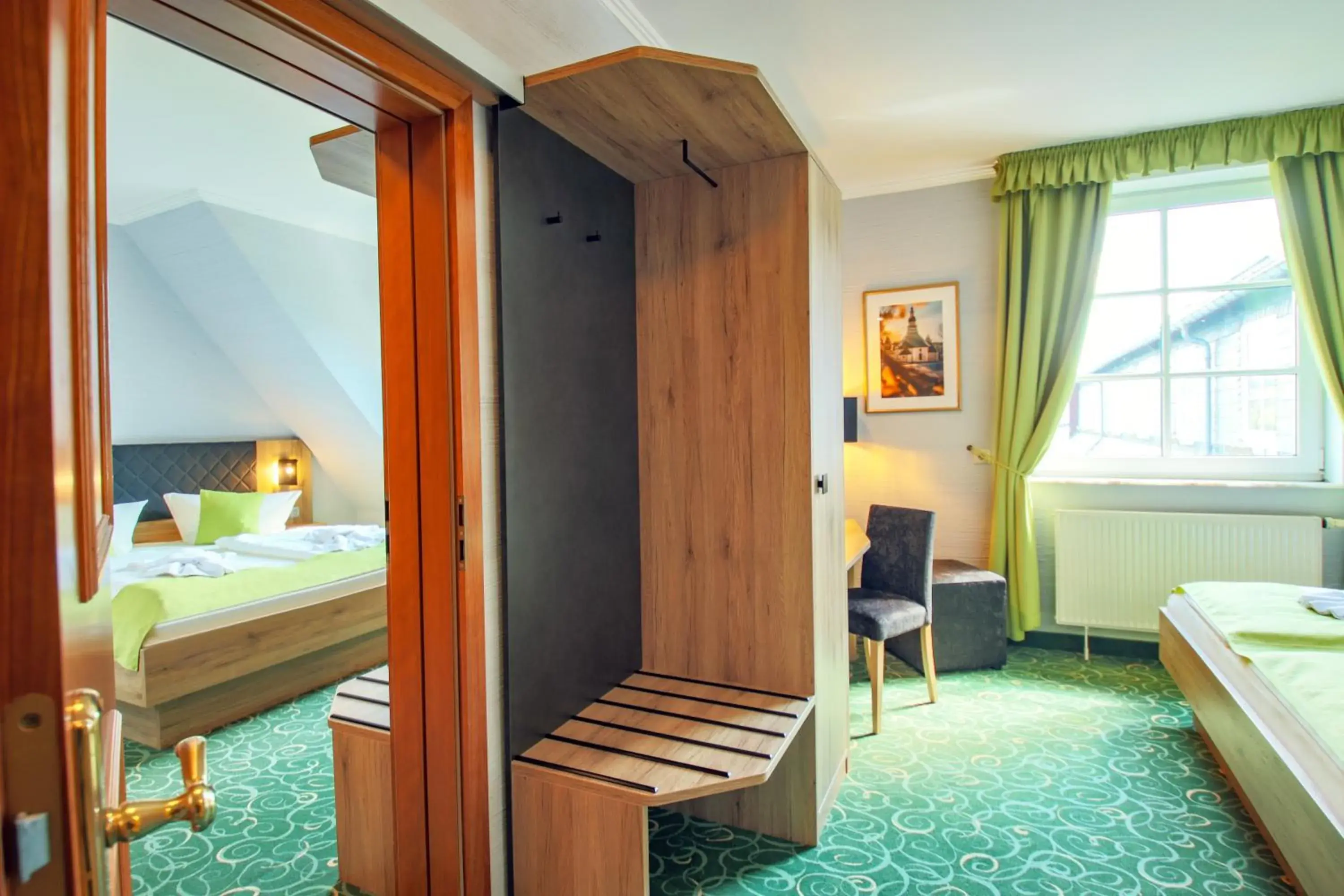 room service, Bed in Panorama Berghotel Wettiner Hohe