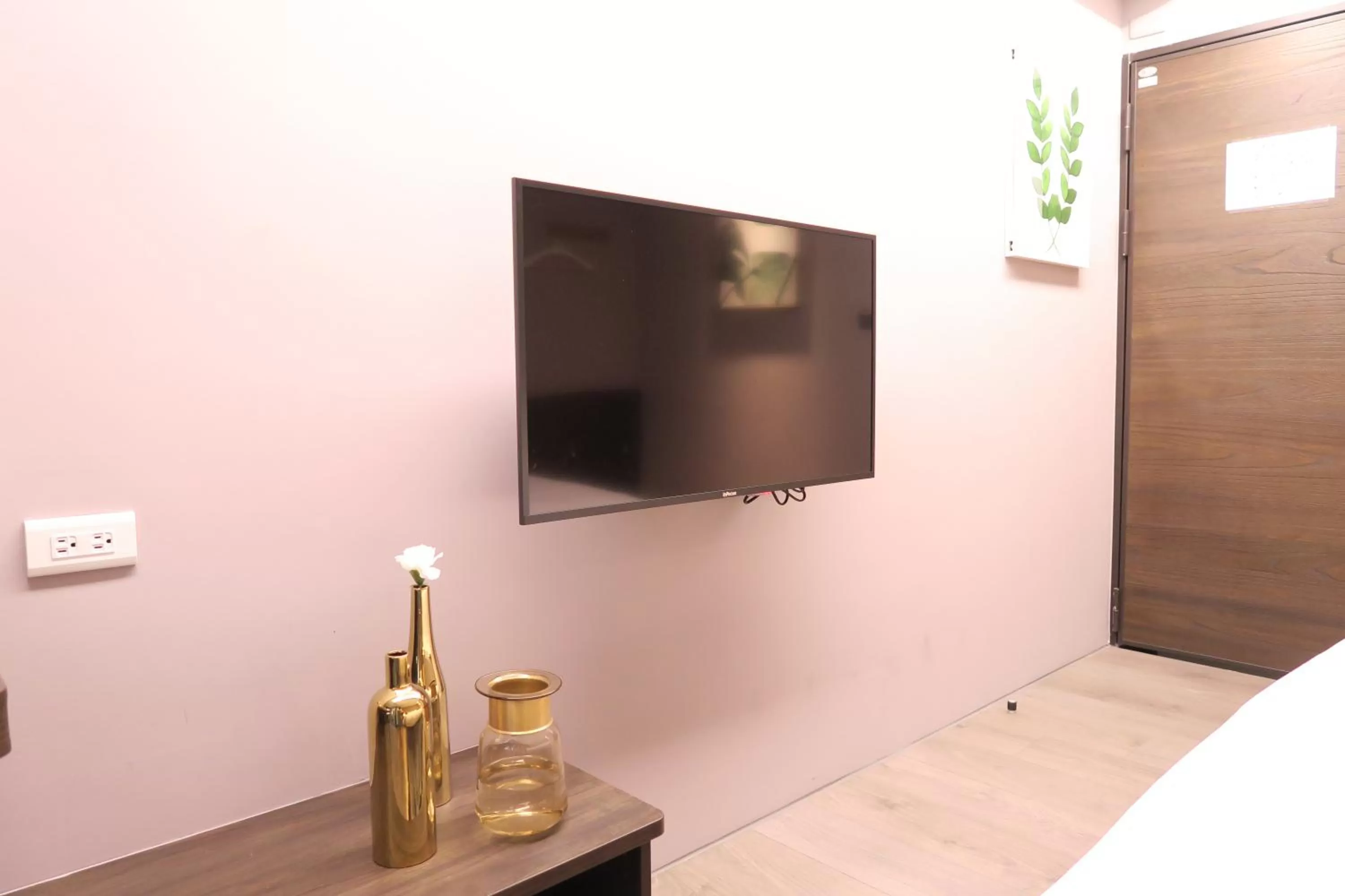 TV and multimedia, Bed in Greenight Hotel