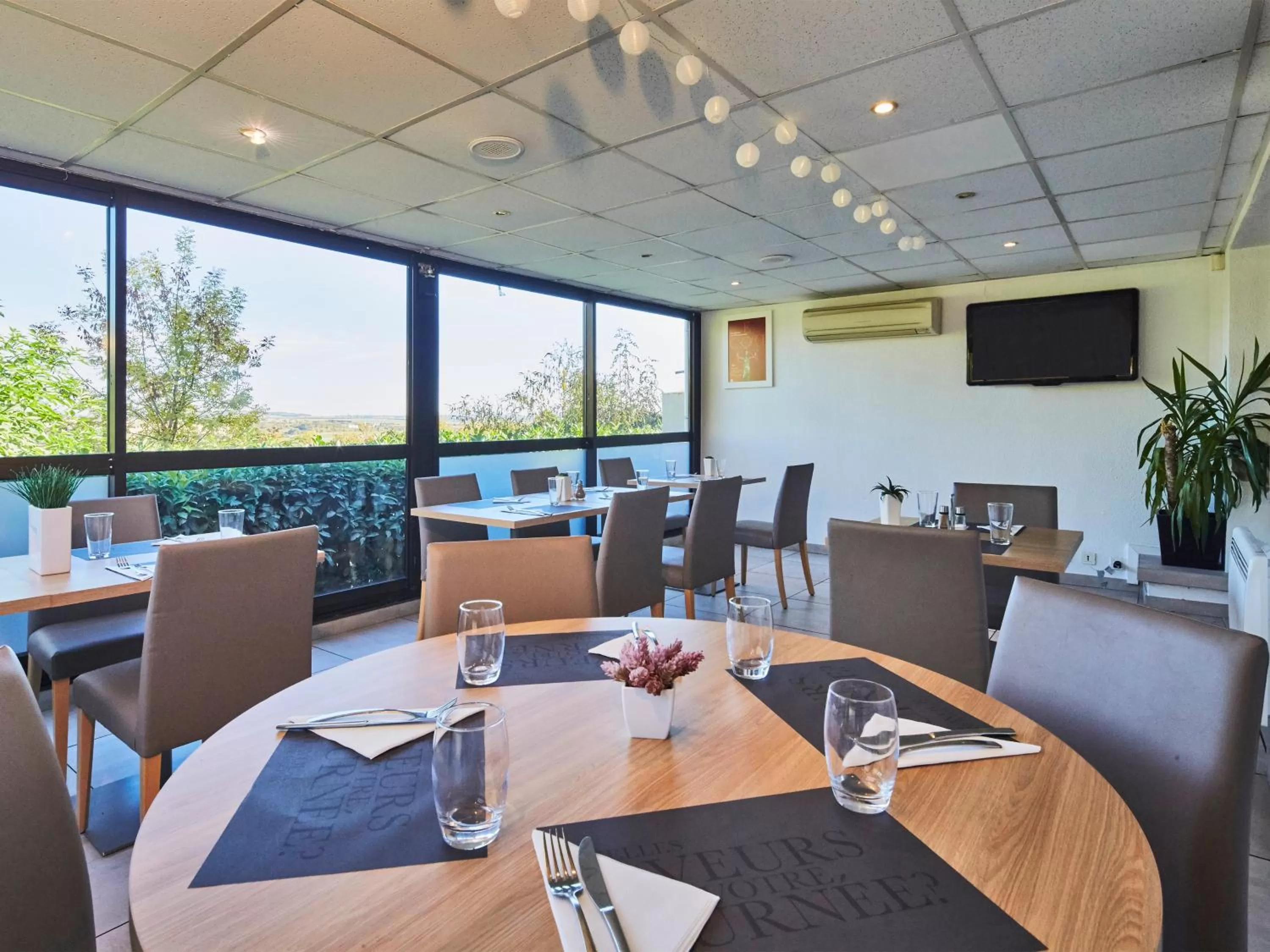 Patio, Restaurant/Places to Eat in Kyriad - Ecouen la Croix Verte