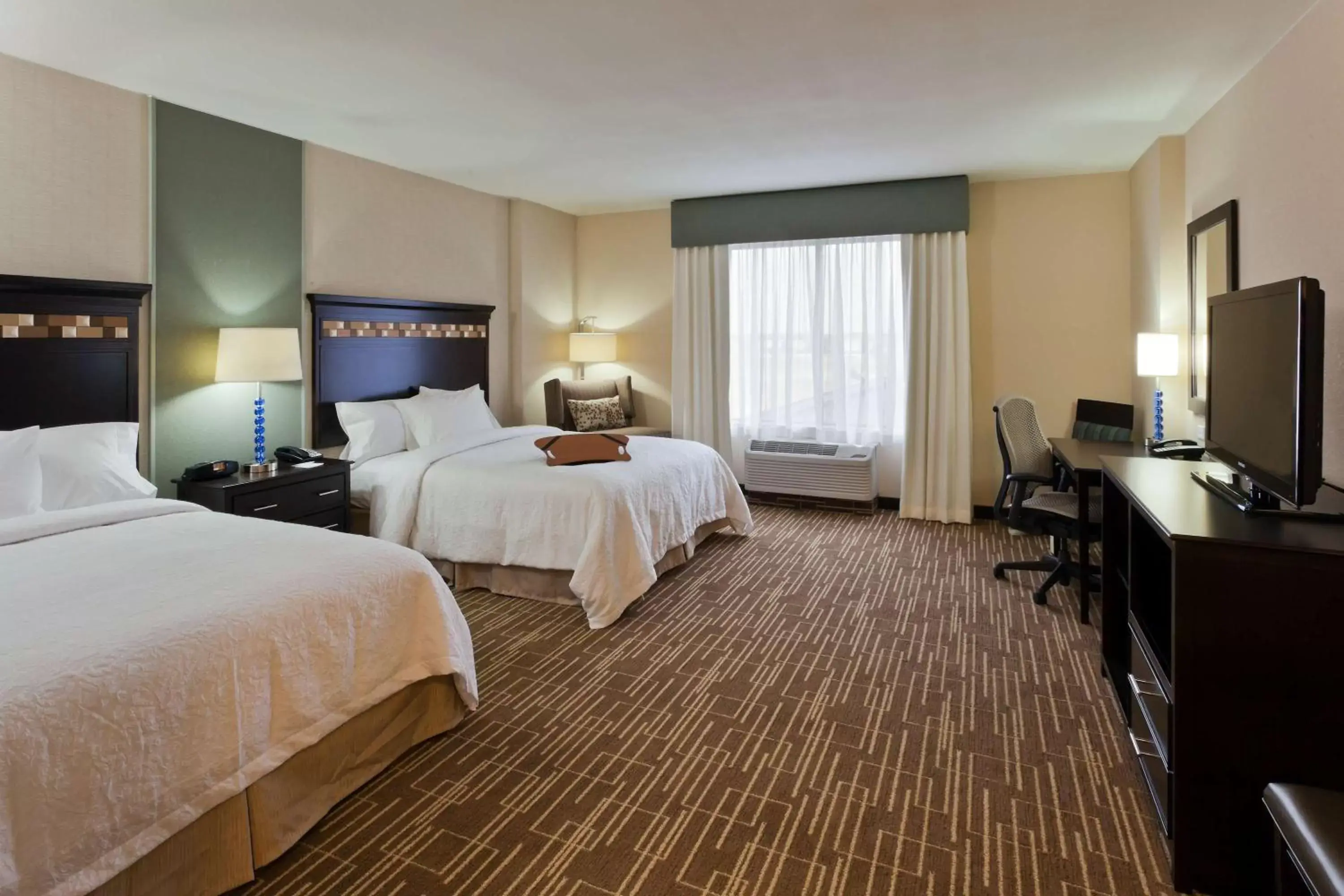 Bed in Hampton Inn & Suites Denver Airport / Gateway Park