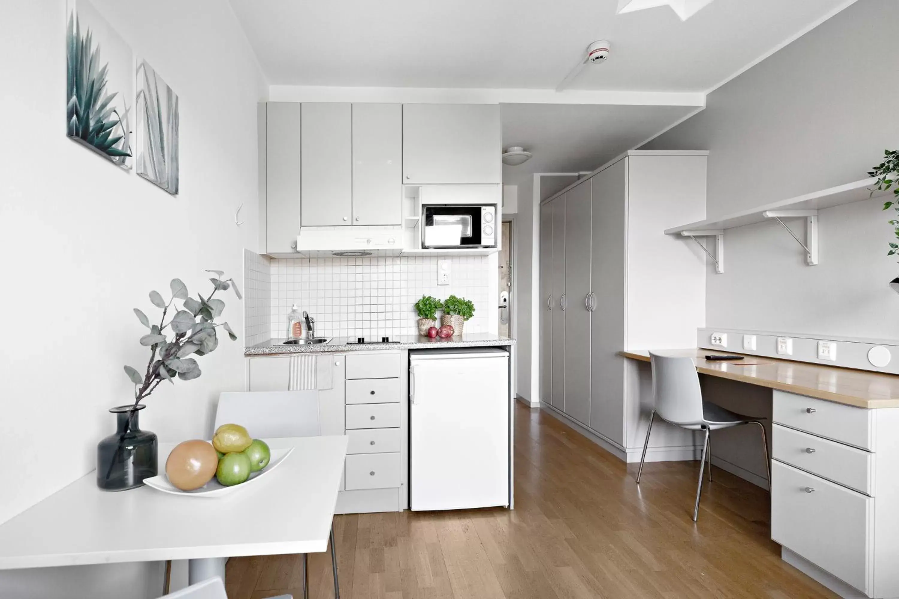 Kitchen or kitchenette, Kitchen/Kitchenette in Forenom Aparthotel Stockholm Alvik