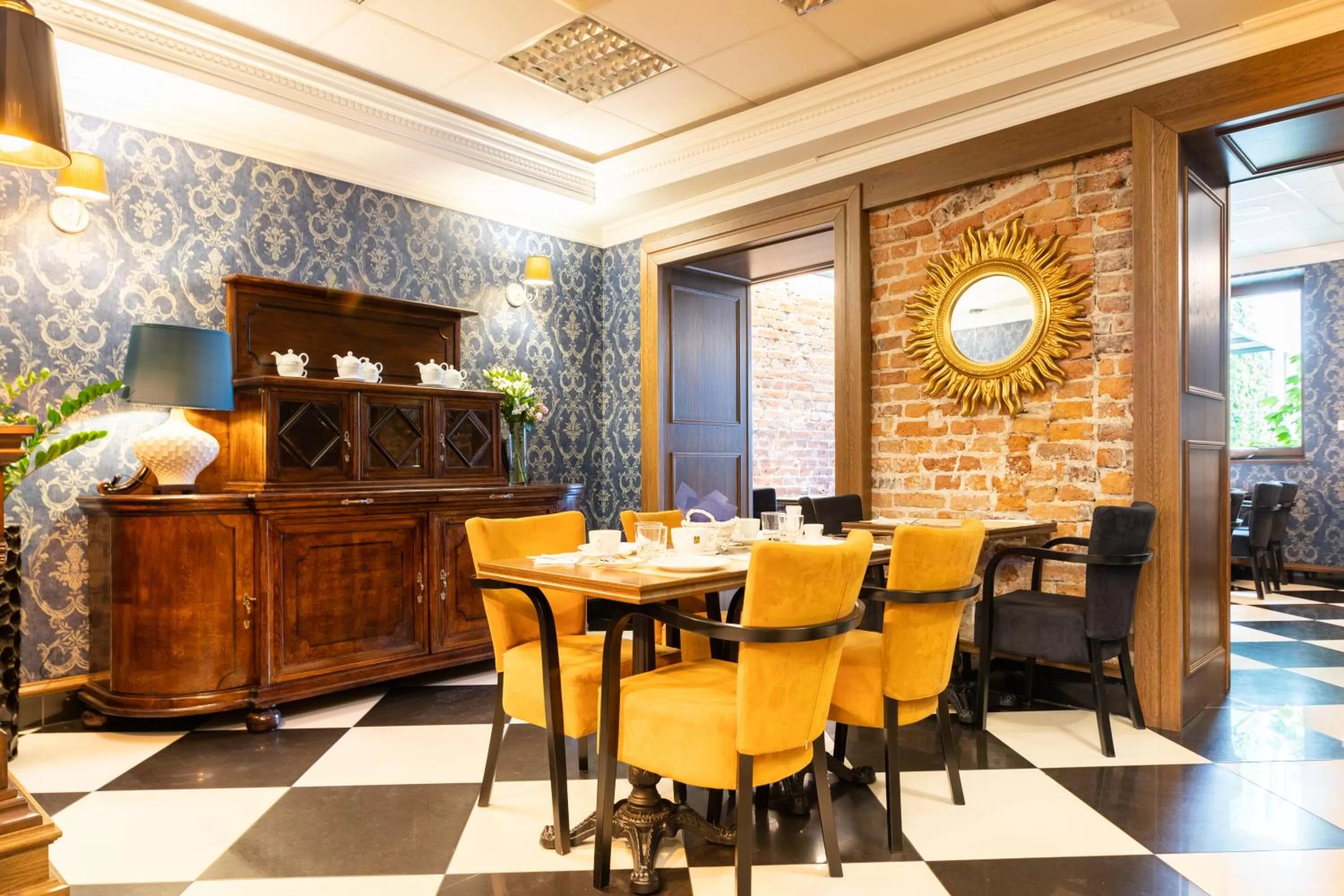 Restaurant/places to eat in SleepWalker Boutique Suites