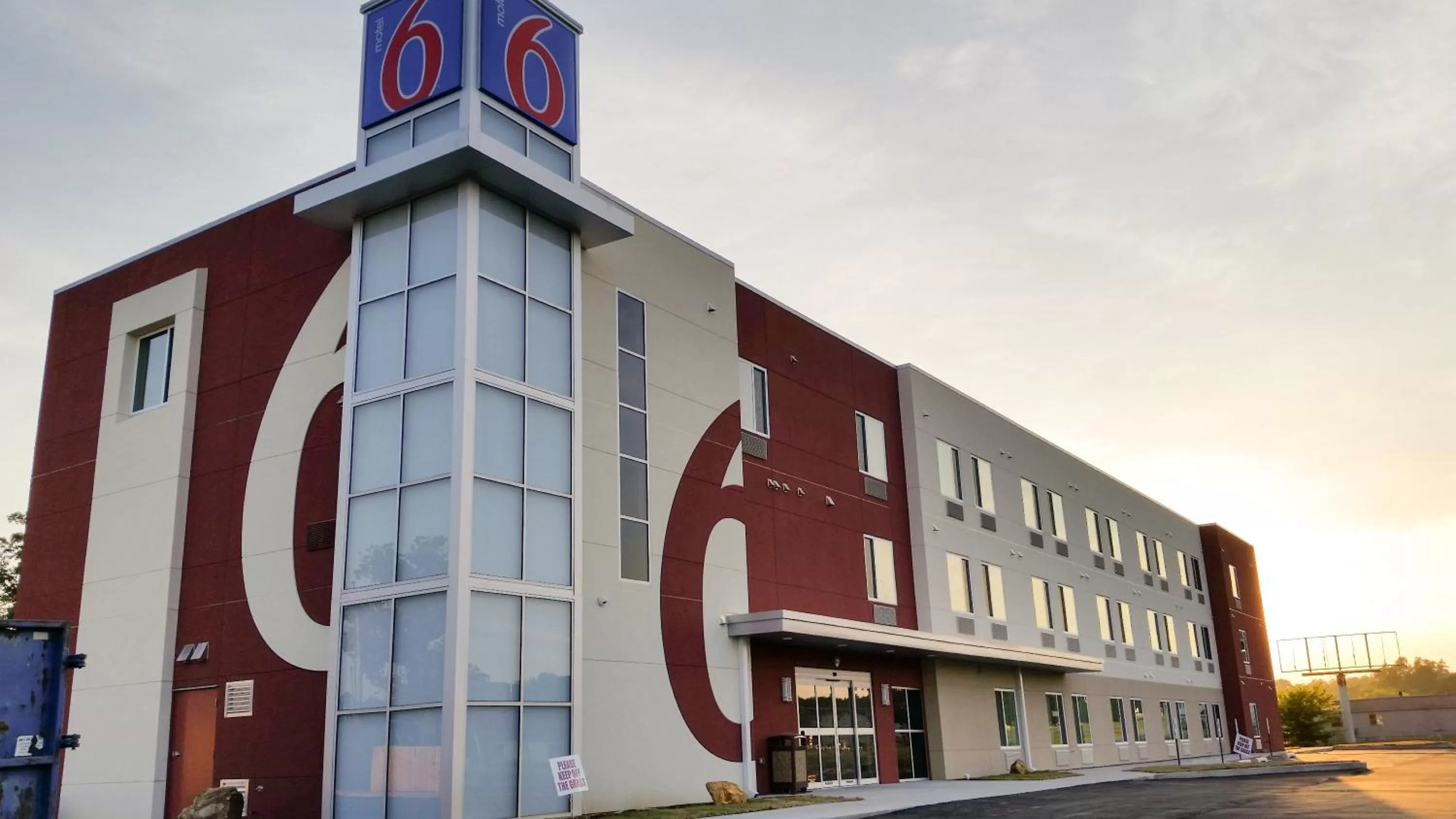 Property building in Motel 6 Poplar Bluff, MO