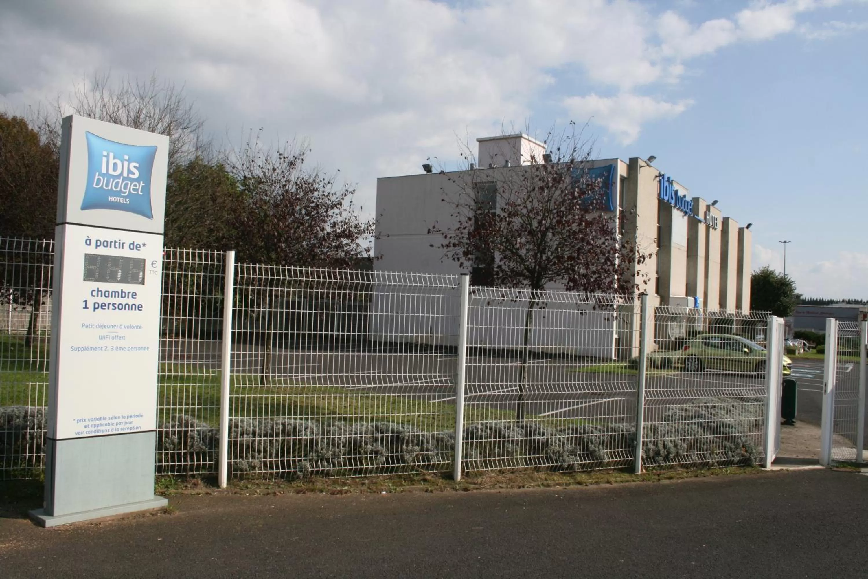 Facade/entrance in ibis Budget Thiers