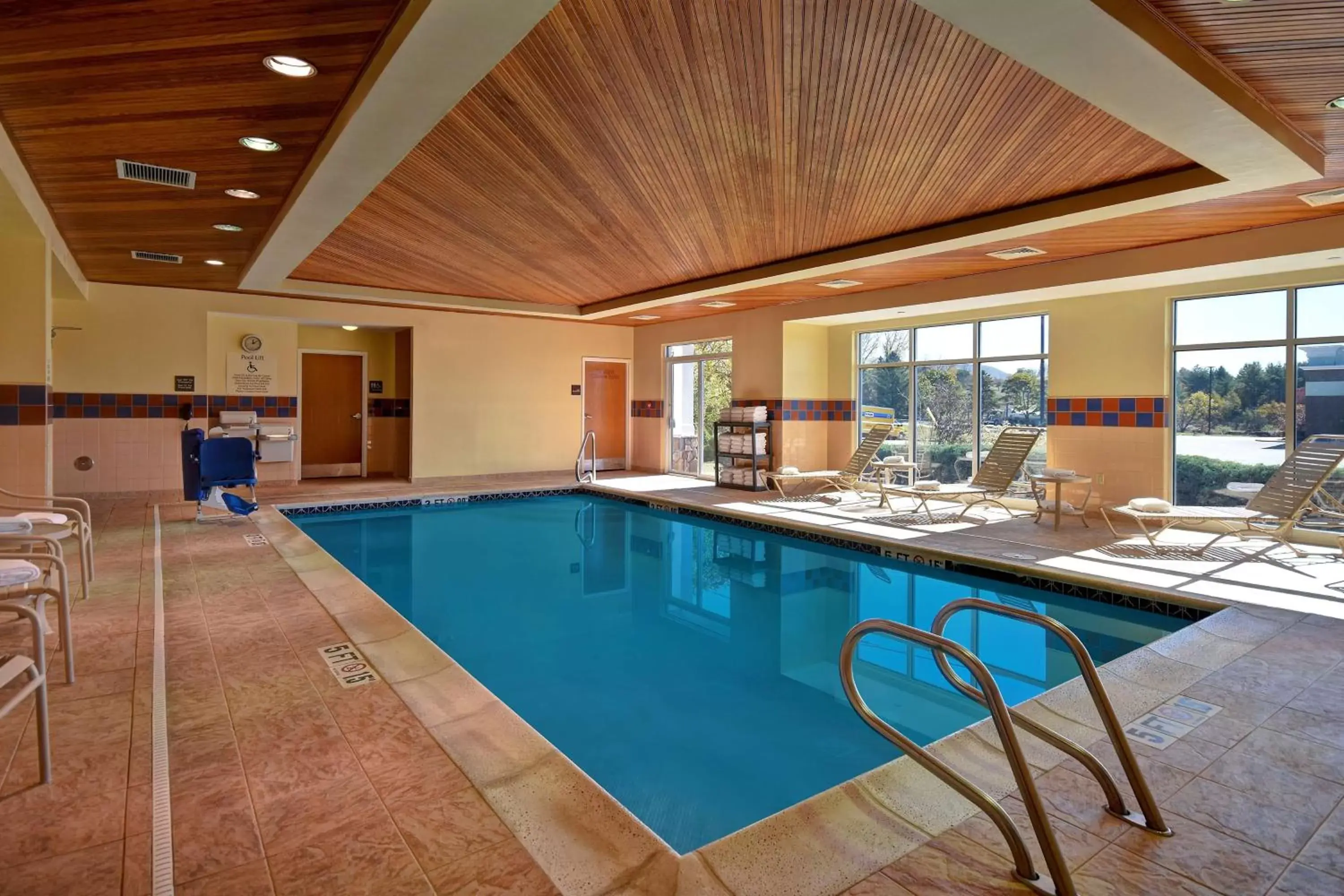 Pool view, Swimming Pool in Hampton Inn Rutland/Killington