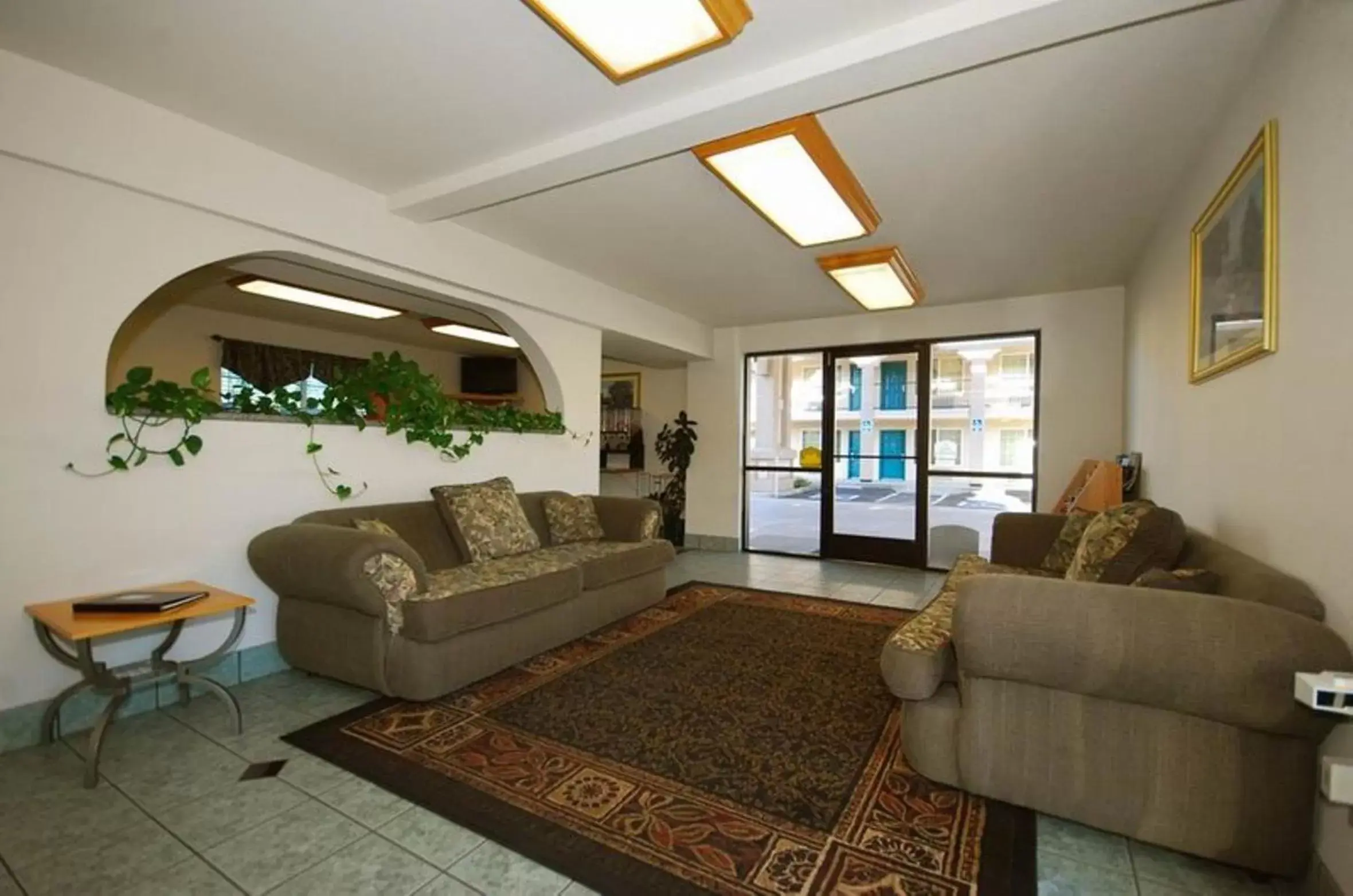 Living room, Seating Area in Cloverdale Wine Country Inn & Suites