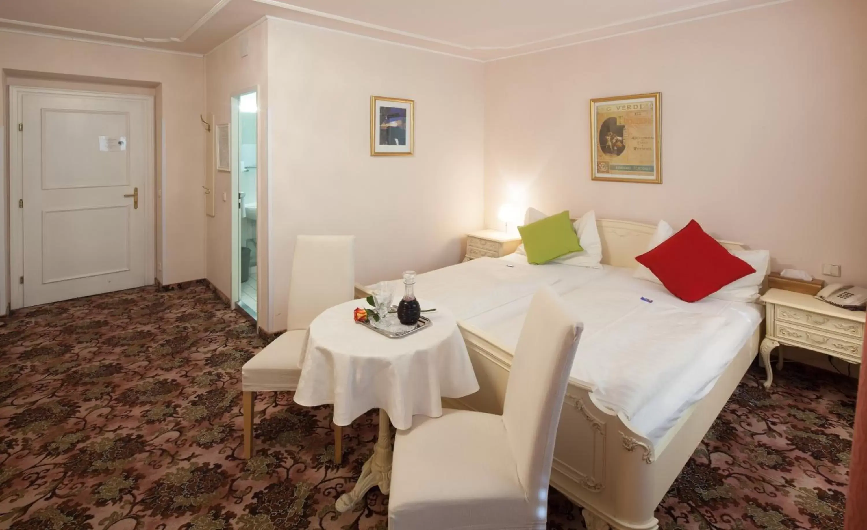 Photo of the whole room, Bed in Aviano Boutiquehotel