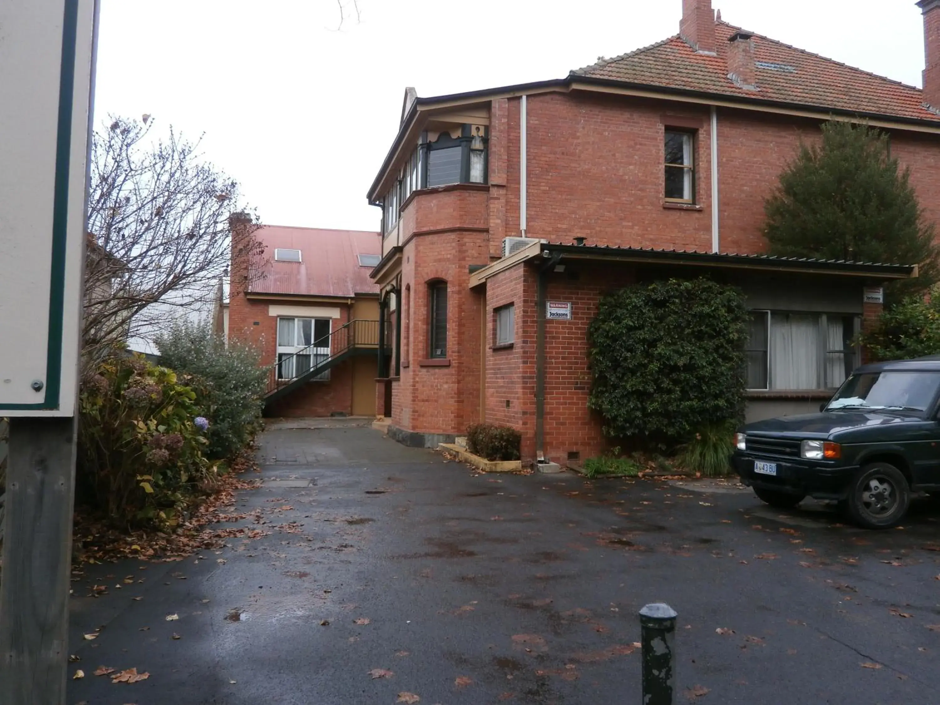 Facade/entrance, Property Building in Launceston Backpackers