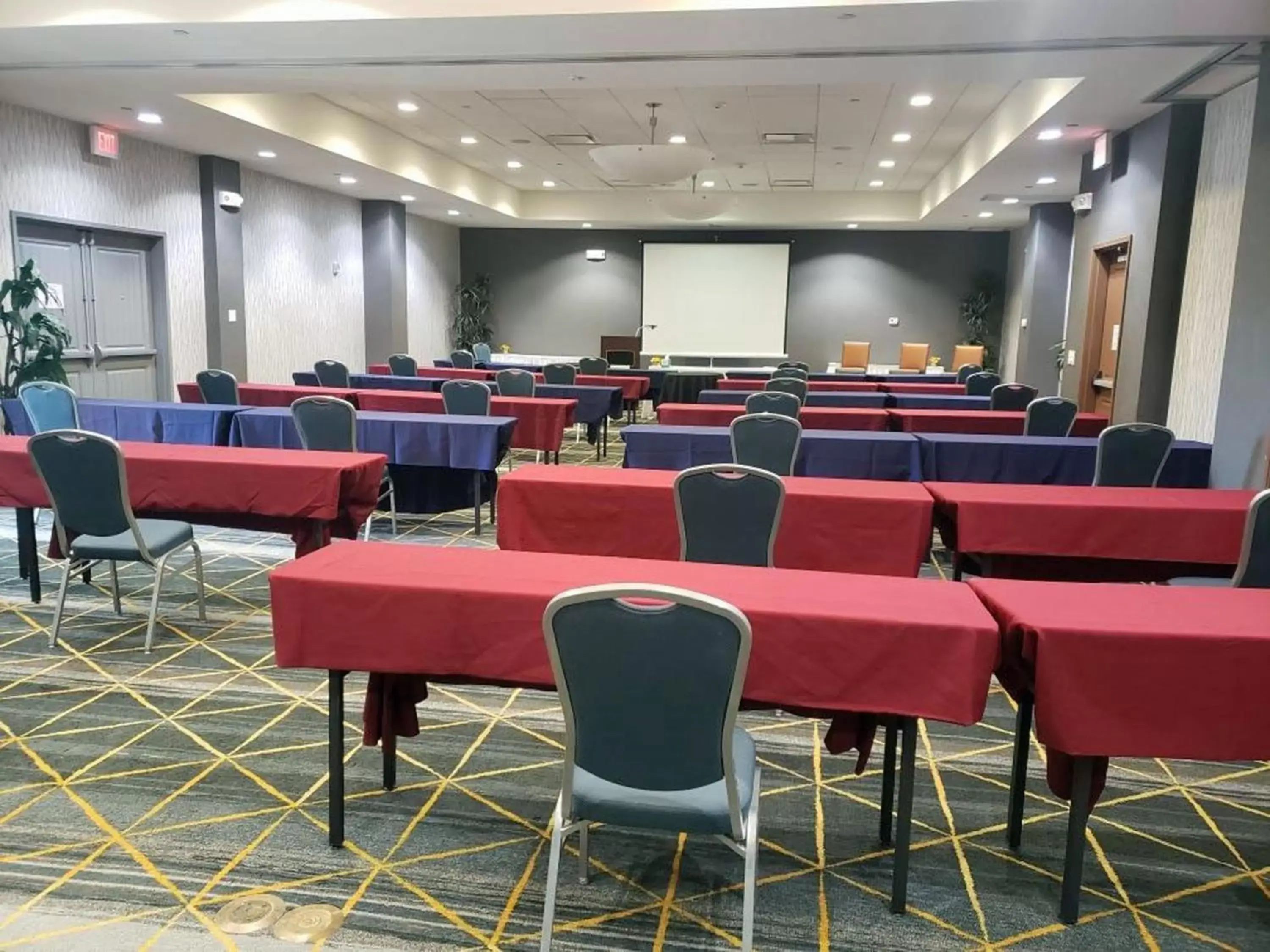 Meeting/conference room in Holiday Inn Phoenix Airport, an IHG Hotel