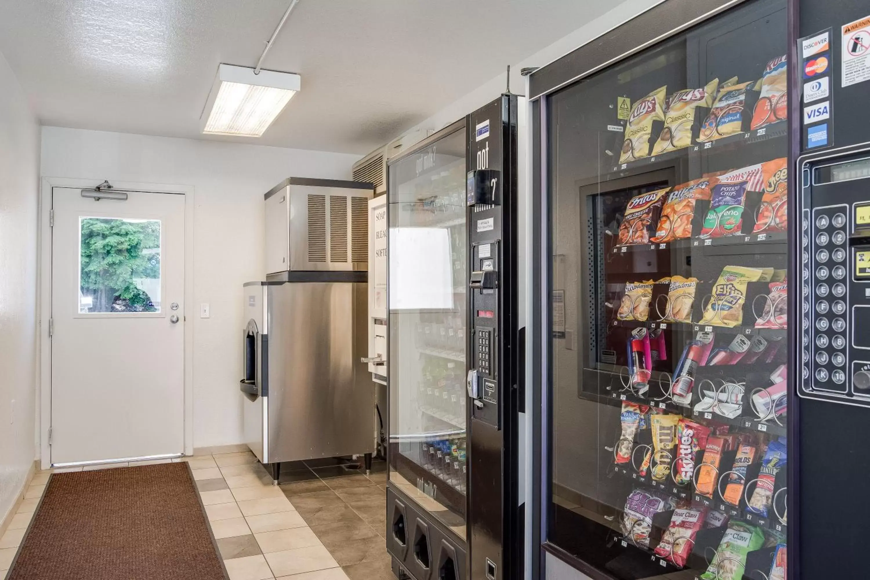 Other, Supermarket/Shops in Motel 6-Kelso, WA - Mt. St. Helens