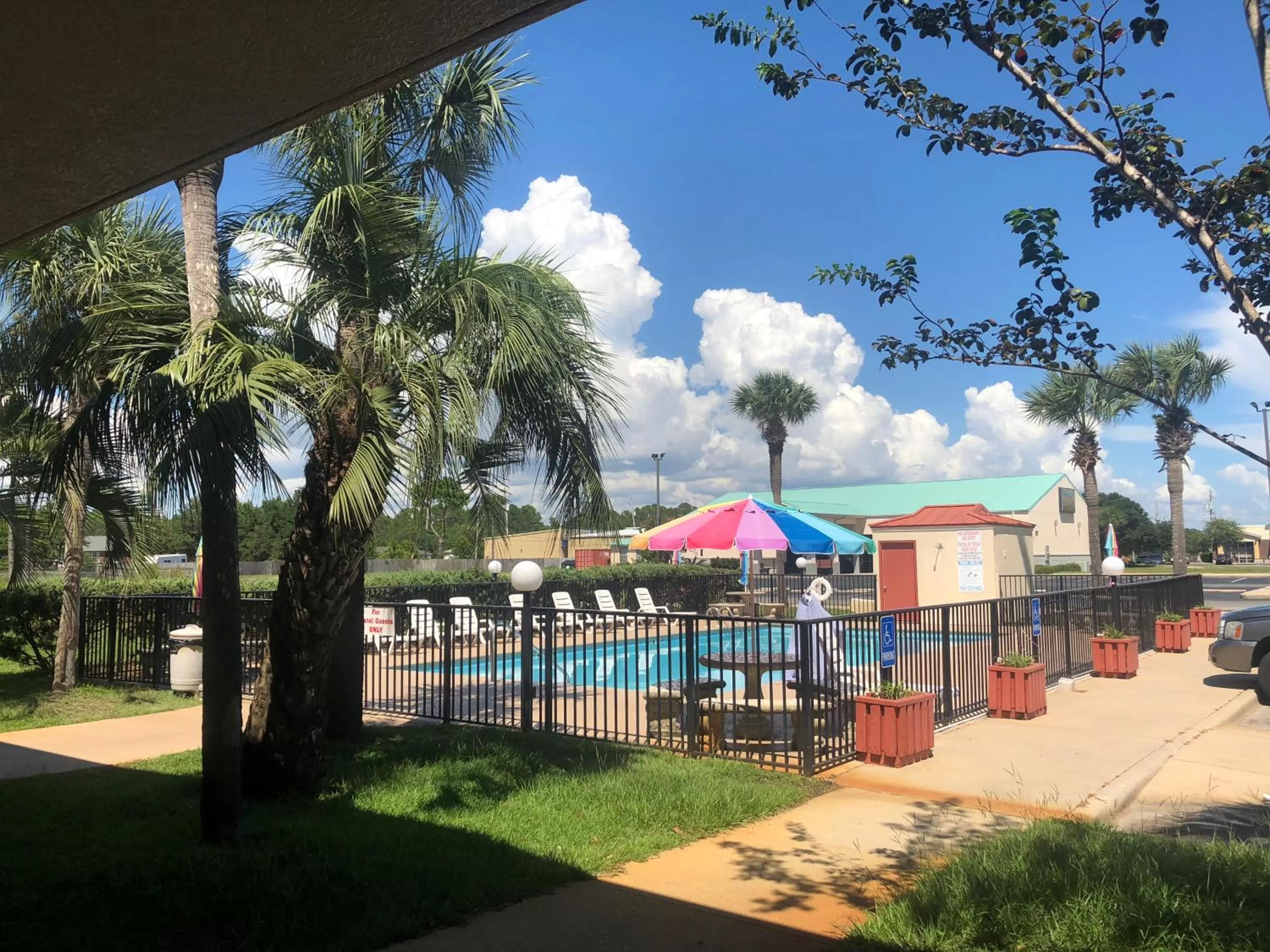 Days Inn & Suites by Wyndham Navarre - near Beaches Hurlburt