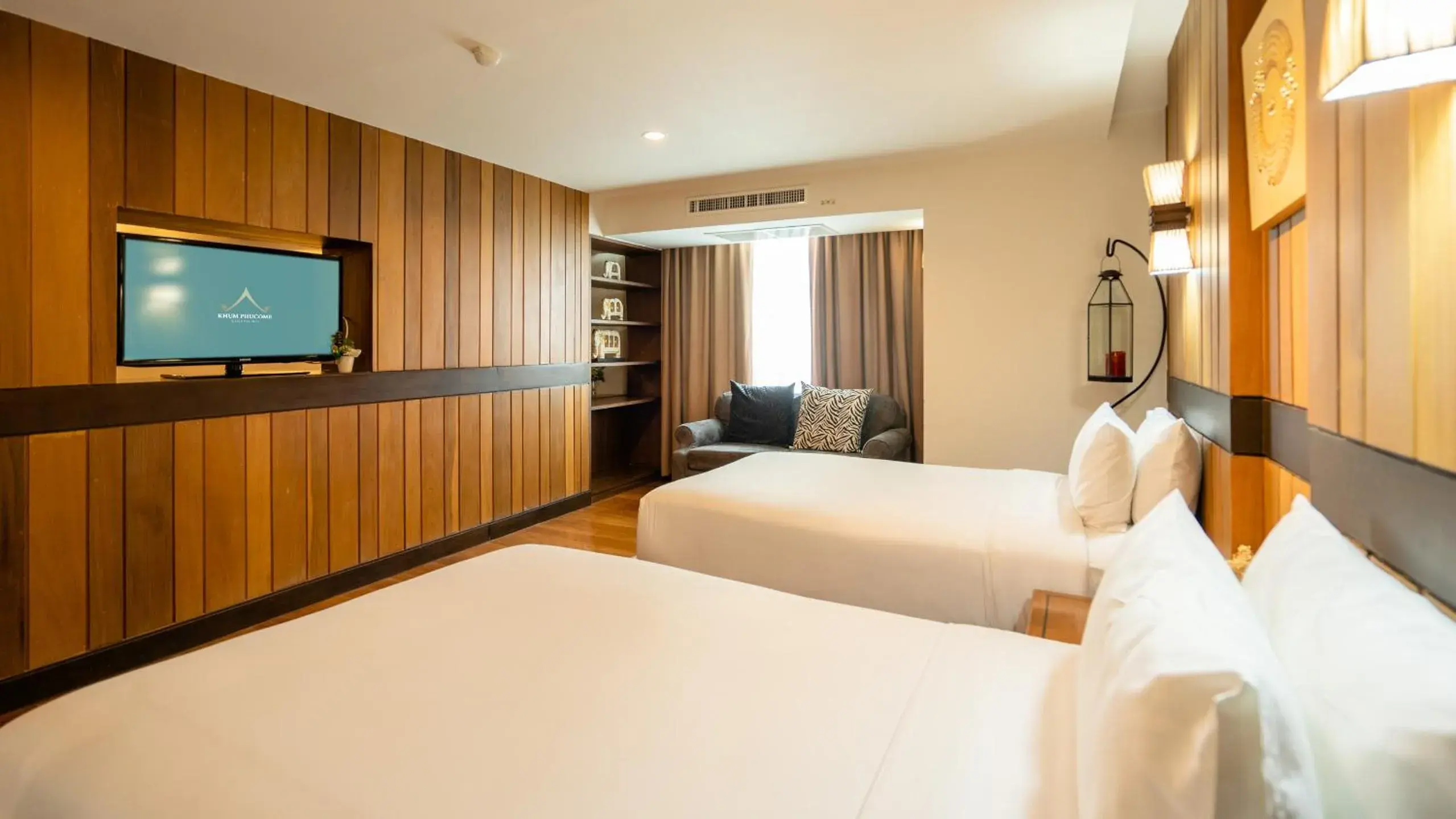 Communal lounge/ TV room, Bed in Khum Phucome Hotel -SHA Extra Plus