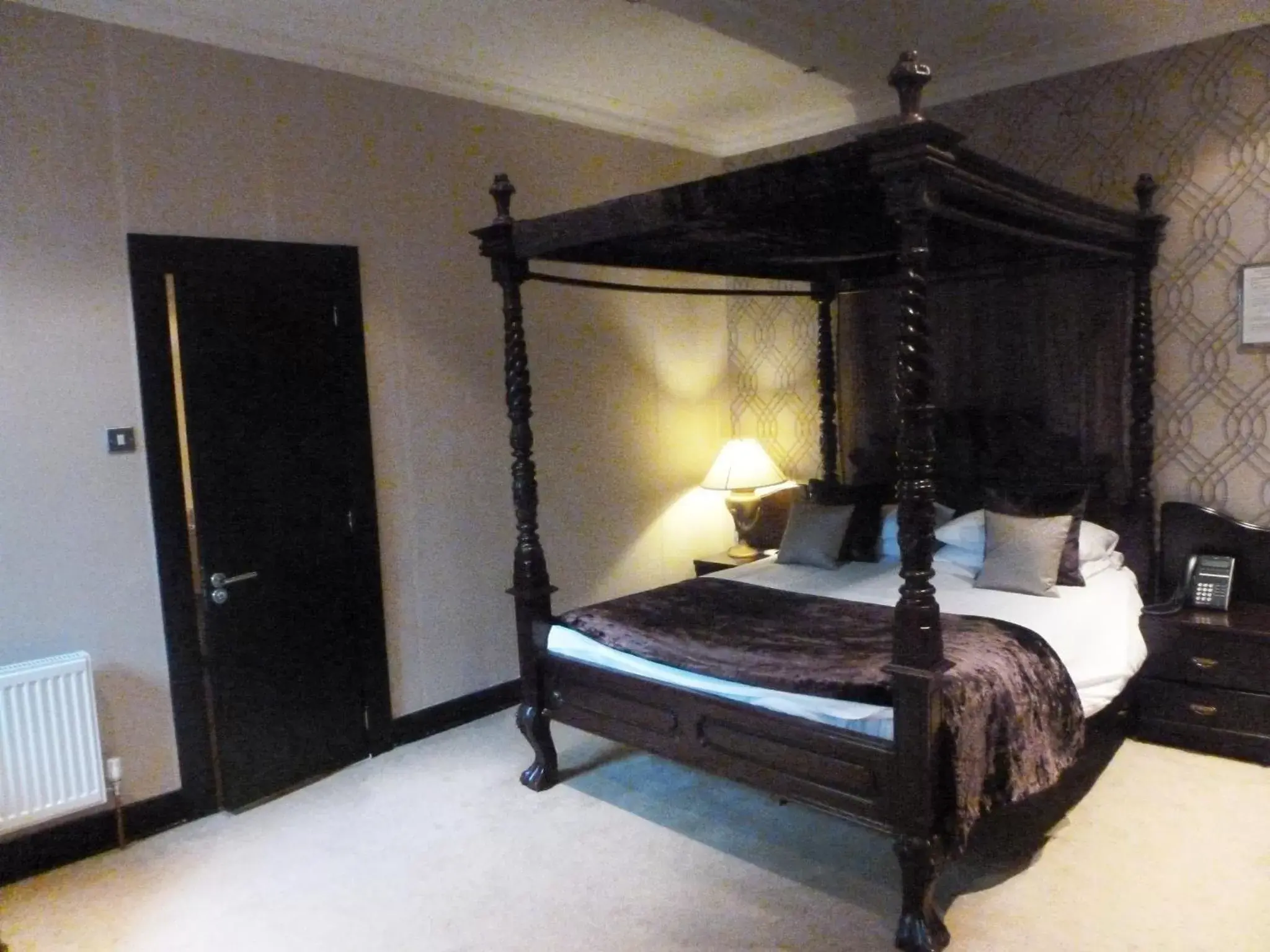 Bedroom, Bed in The Popinjay Hotel