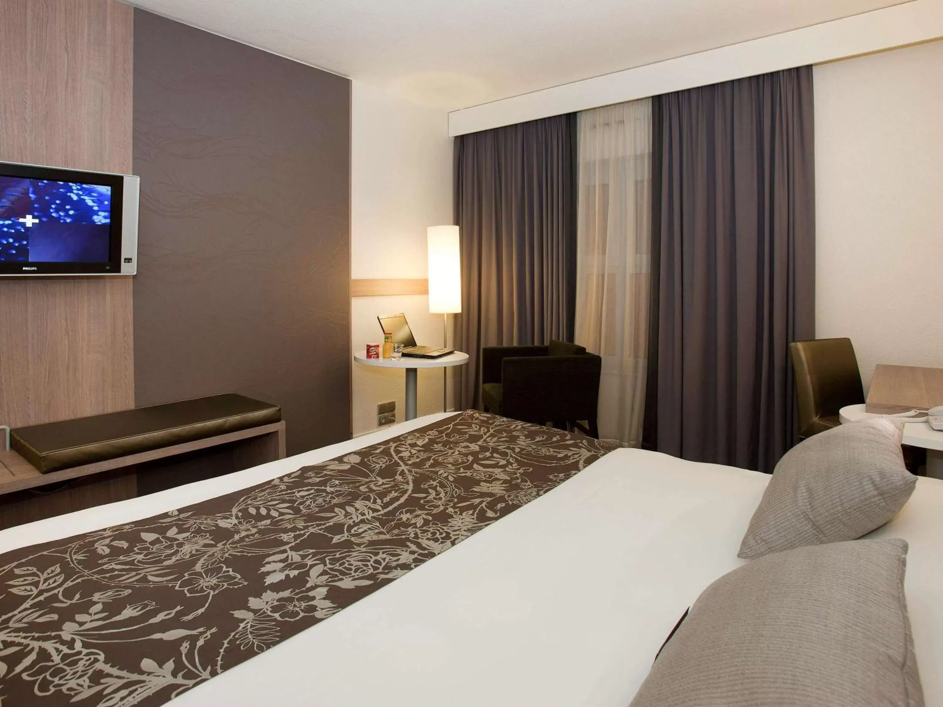 Photo of the whole room, Bed in Hotel Mercure Grenoble Centre Président