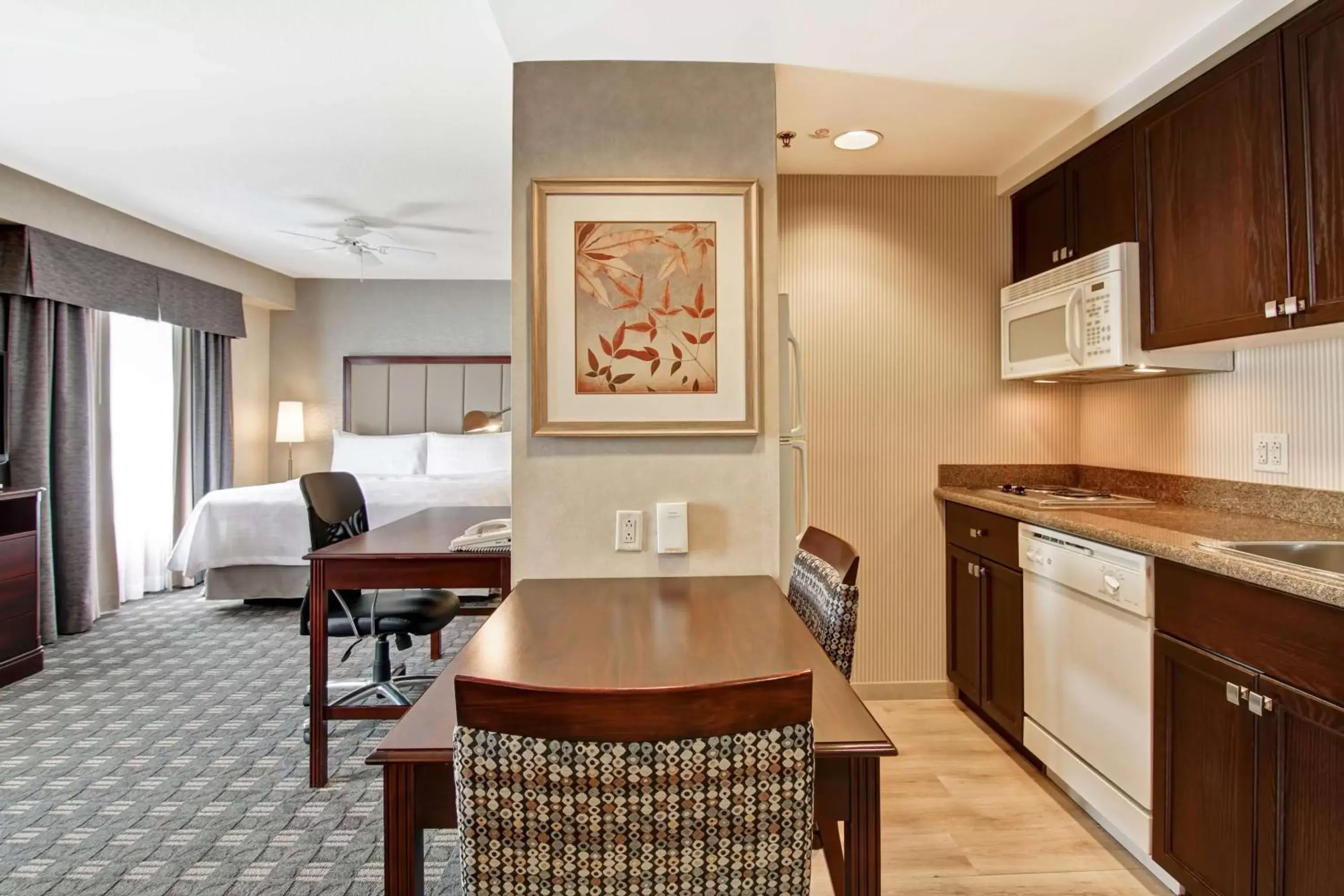 Bedroom, Kitchen/Kitchenette in Homewood Suites by Hilton Toronto-Oakville