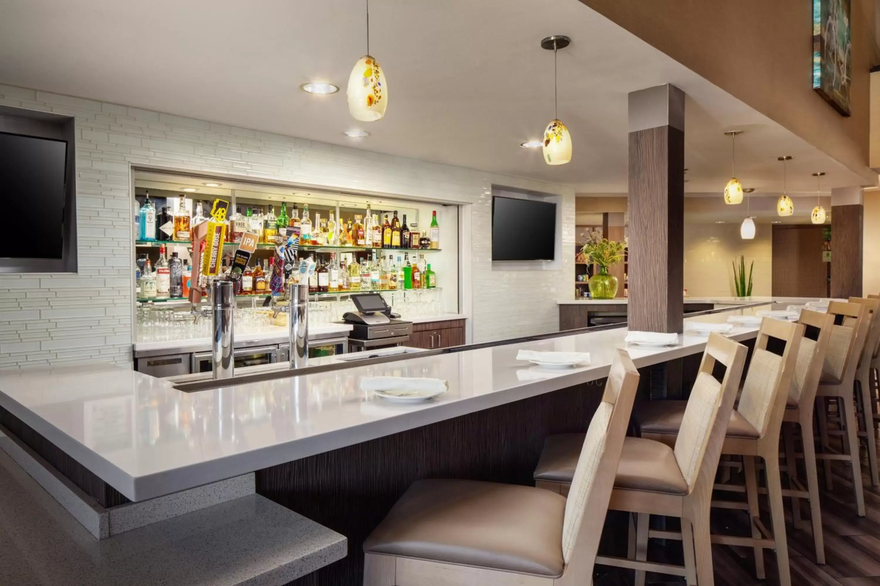 Lounge or bar, Lounge/Bar in Holiday Inn Phoenix/Chandler, an IHG Hotel