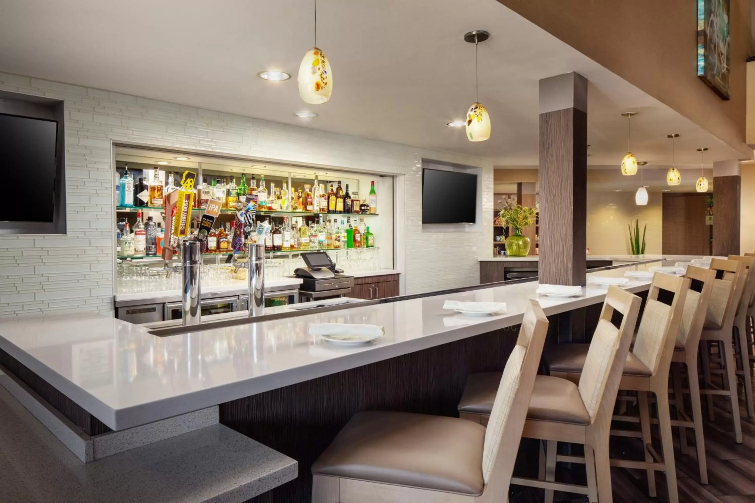 Lounge or bar in Holiday Inn Phoenix/Chandler by IHG Lounge or bar in Holiday Inn Phoenix/Chandler by IHG