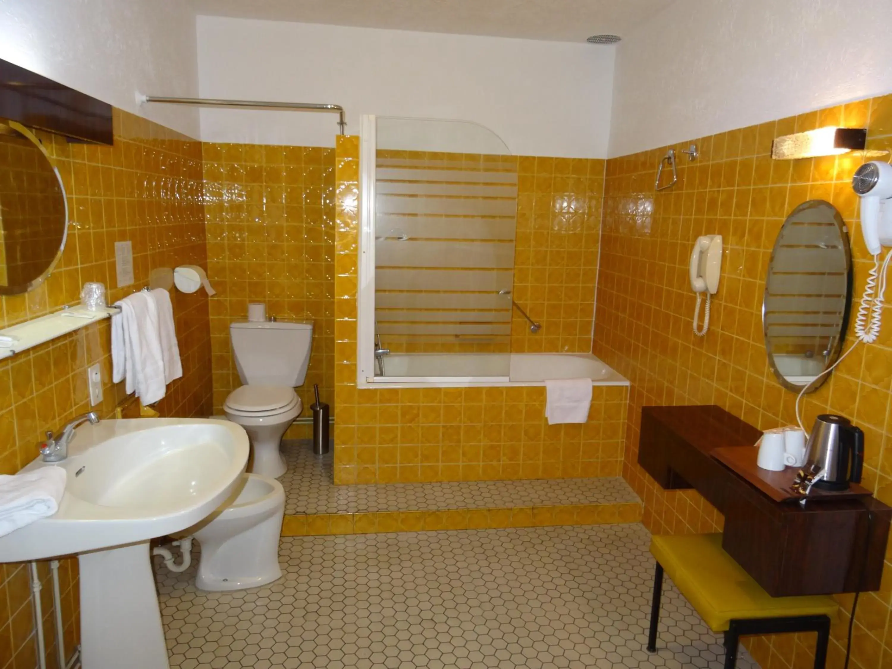 Bathroom in Hotel De France