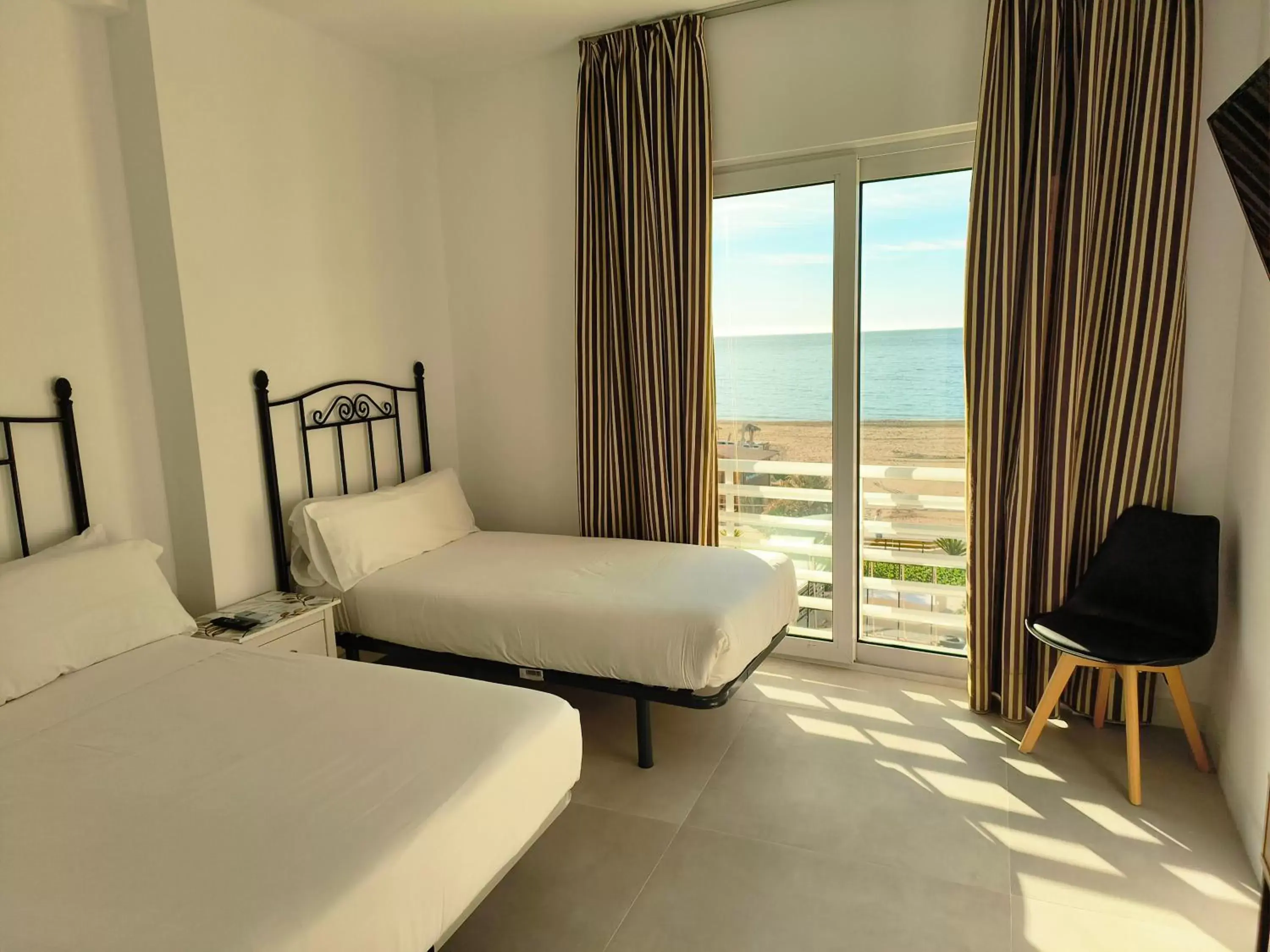 Bedroom, Bed in Hotel Mediterráneo
