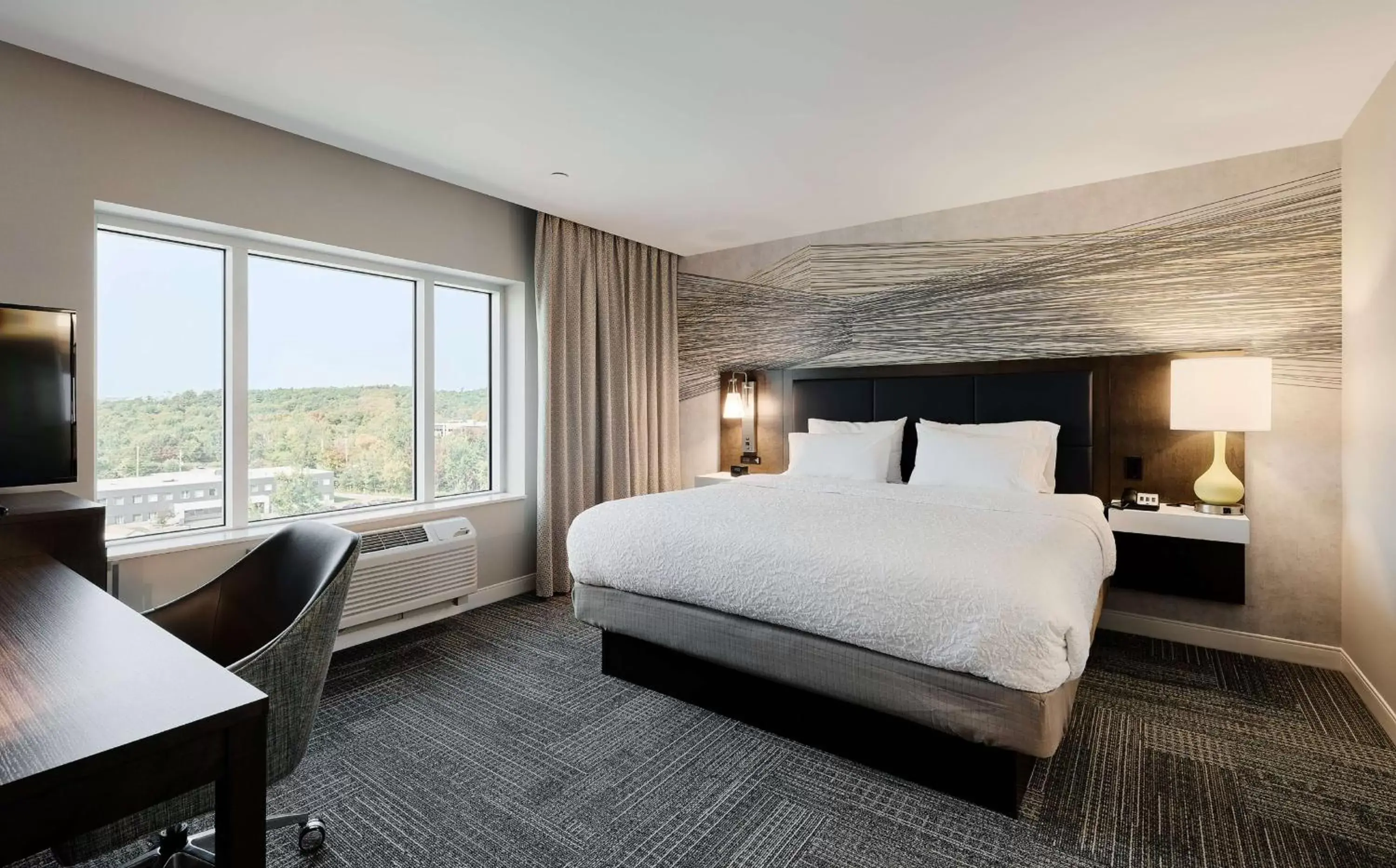 Bedroom in Hampton Inn & Suites By Hilton Quebec City /Saint-Romuald