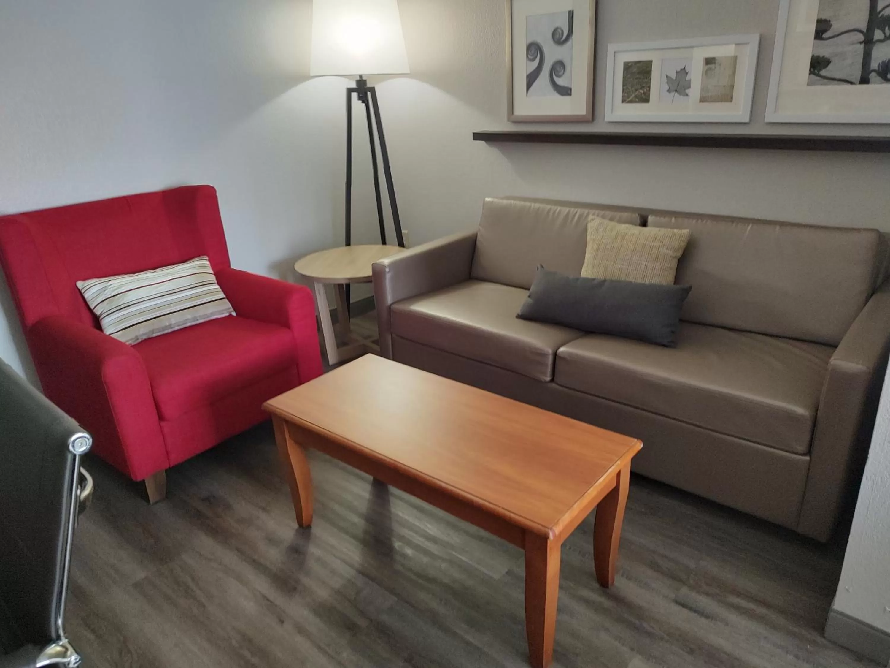 Seating area in Country Inn & Suites by Radisson, Hinesville, GA