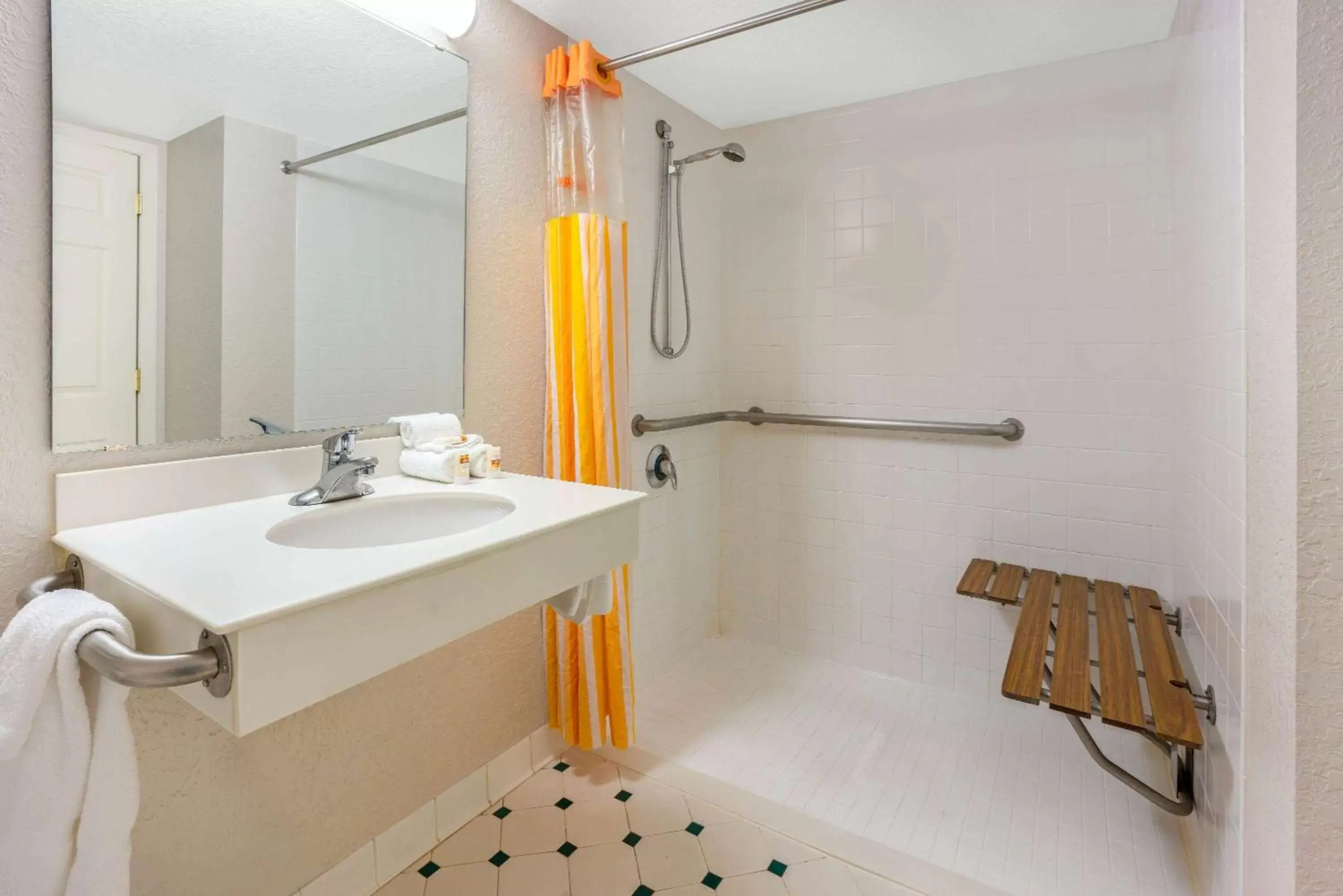 Shower, Bathroom in La Quinta by Wyndham Seattle Sea-Tac Airport