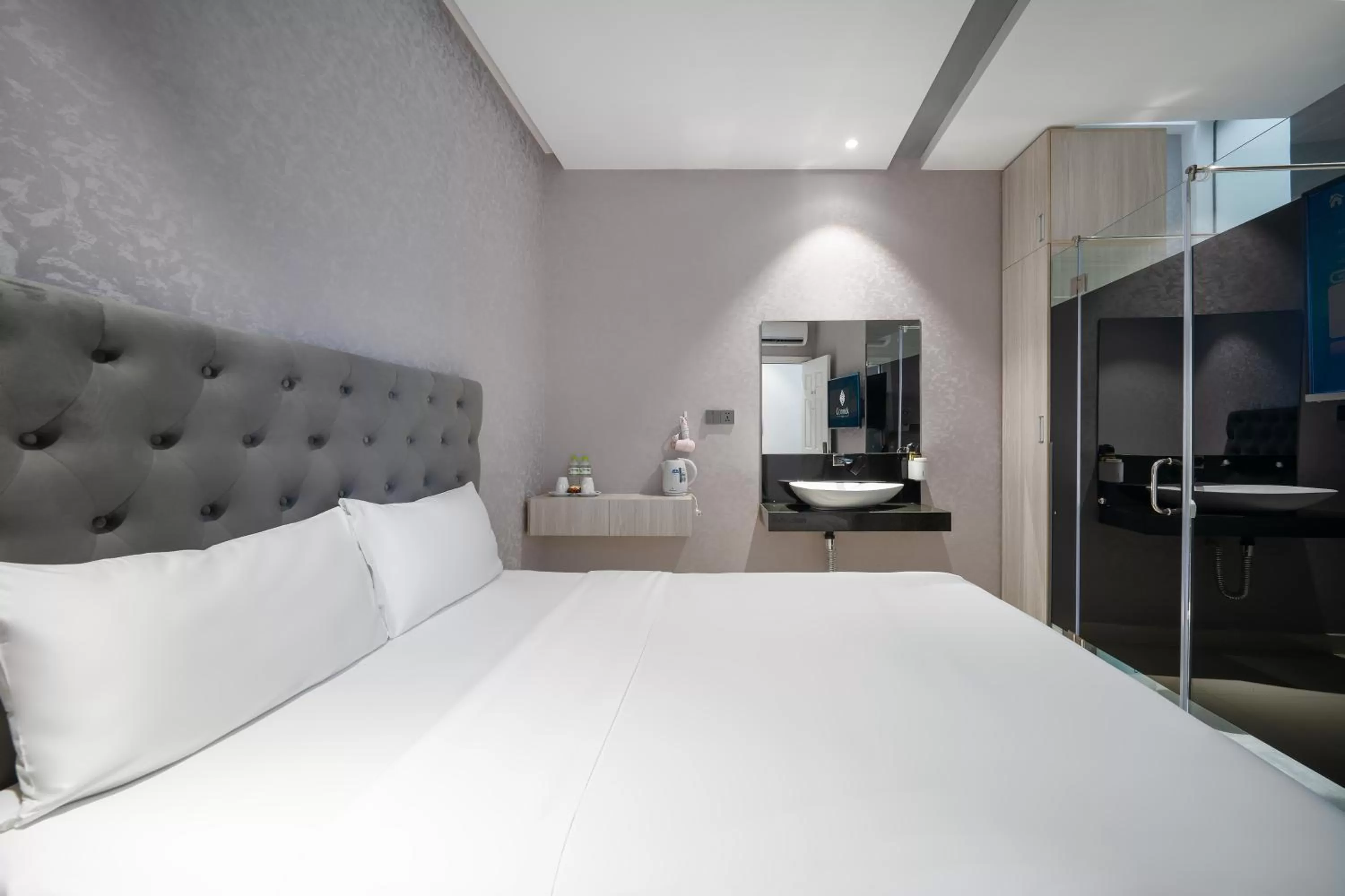 Photo of the whole room, Bed in Mari Queen Hotel - Bui Thi Xuan