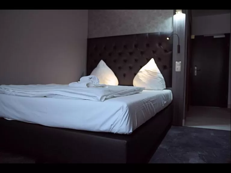 Photo of the whole room, Bed in SL'otel im Parforcehaus