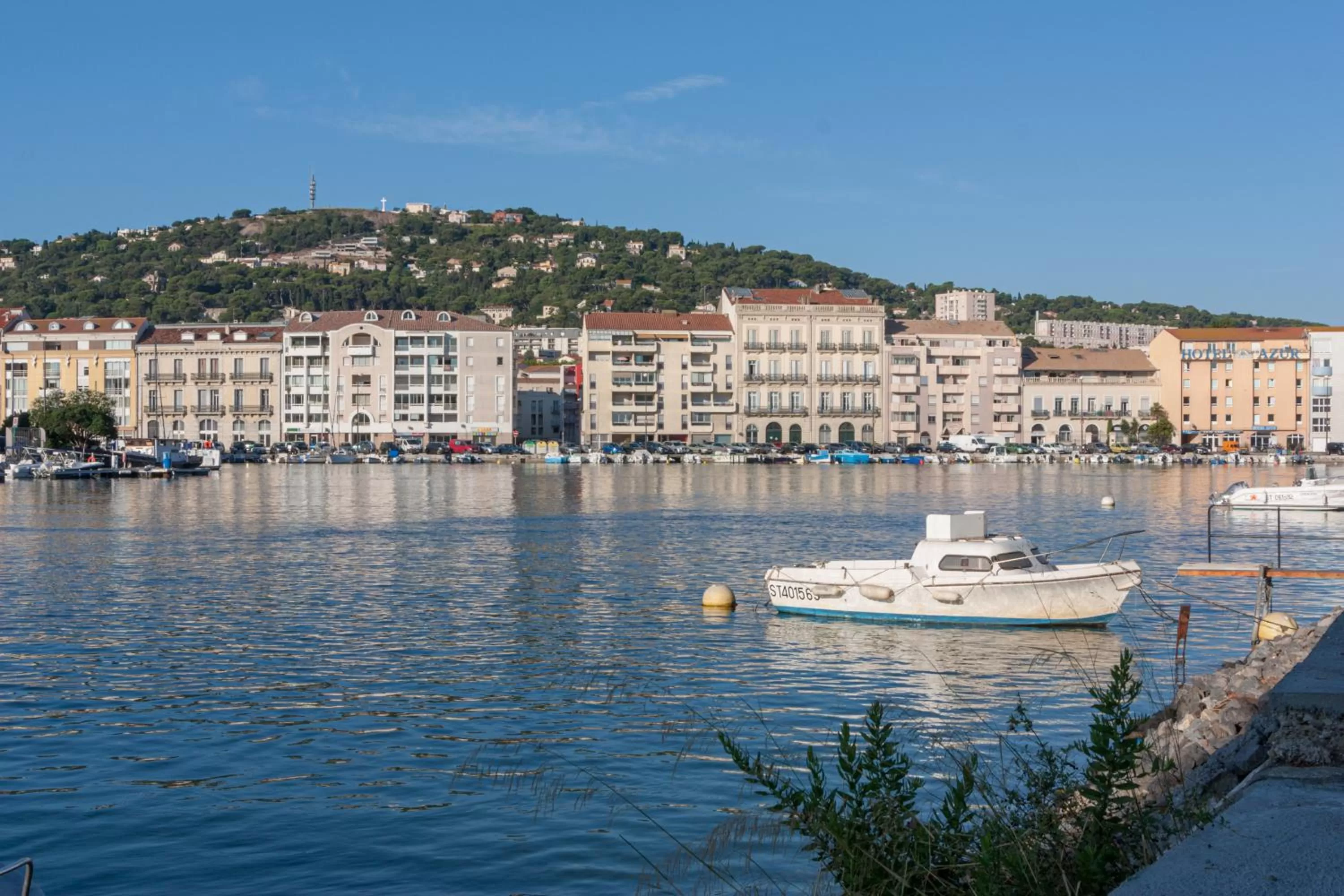 Property building in B&B HOTEL Sète Centre Gare