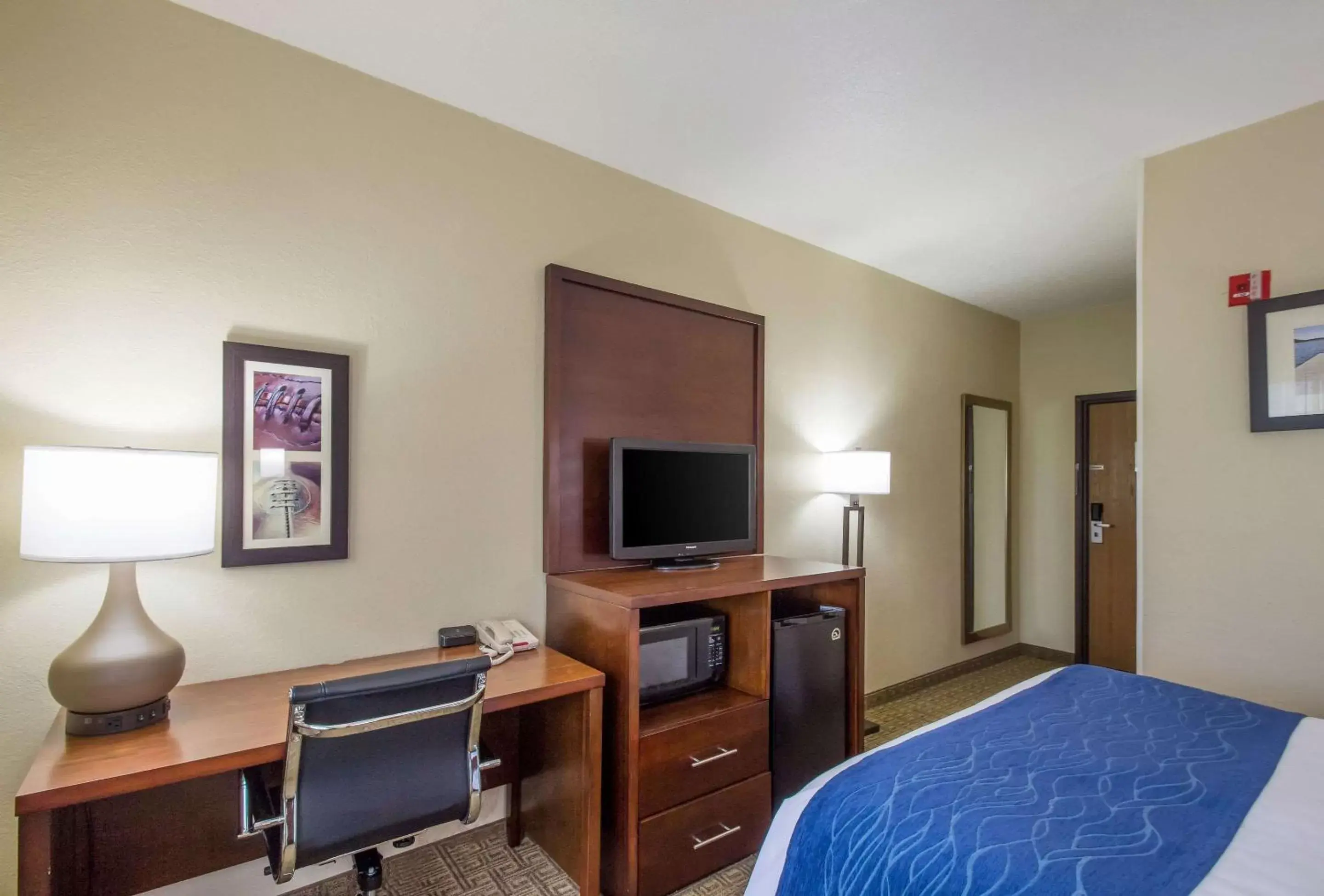 Photo of the whole room, TV/Entertainment Center in Comfort Inn Green Bay