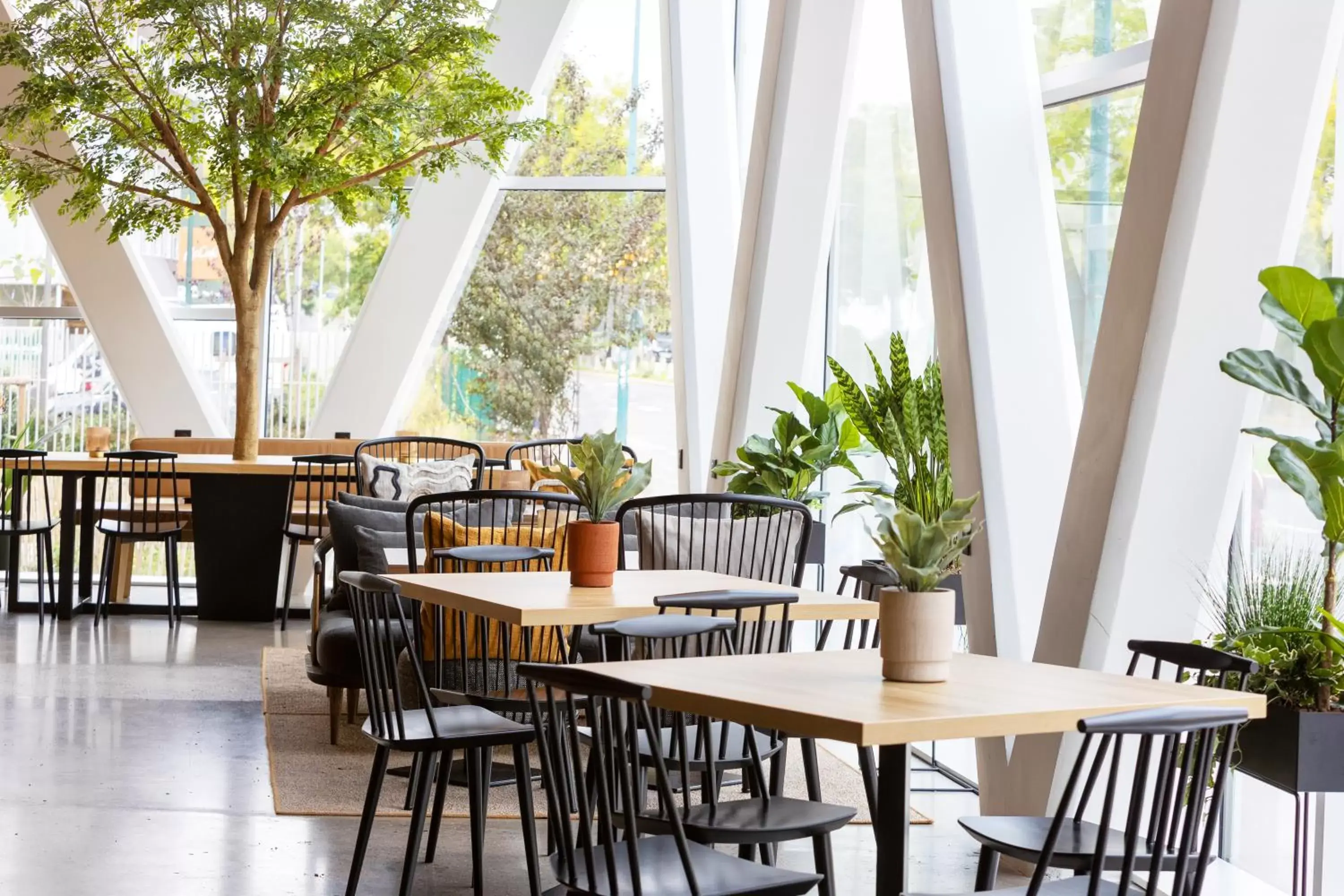 Lounge or bar in Best Western M-Treize Paris Asnieres Lounge or bar in Best Western M-Treize Paris Asnieres