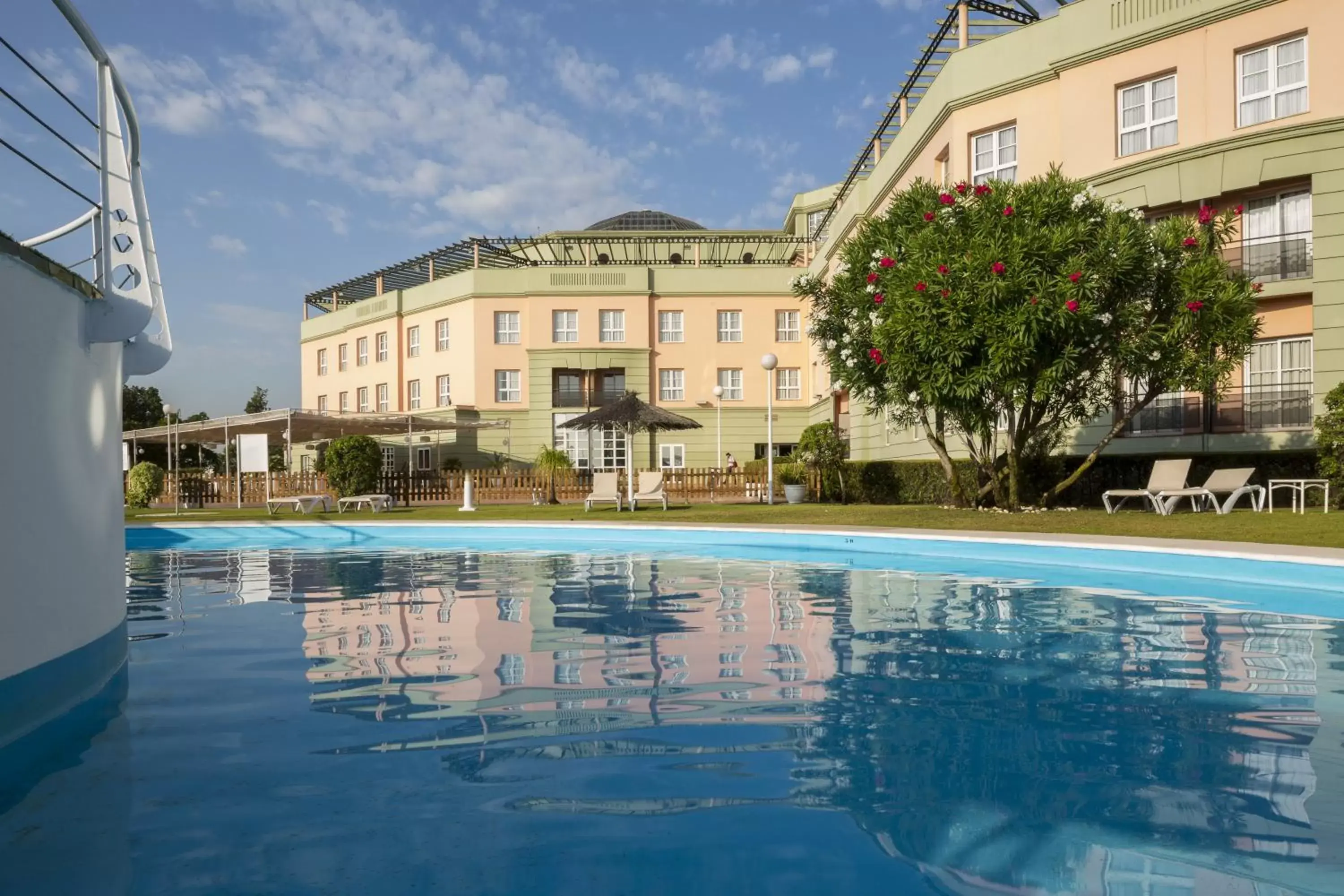 Facade/entrance, Swimming Pool in Ilunion Alcora Sevilla