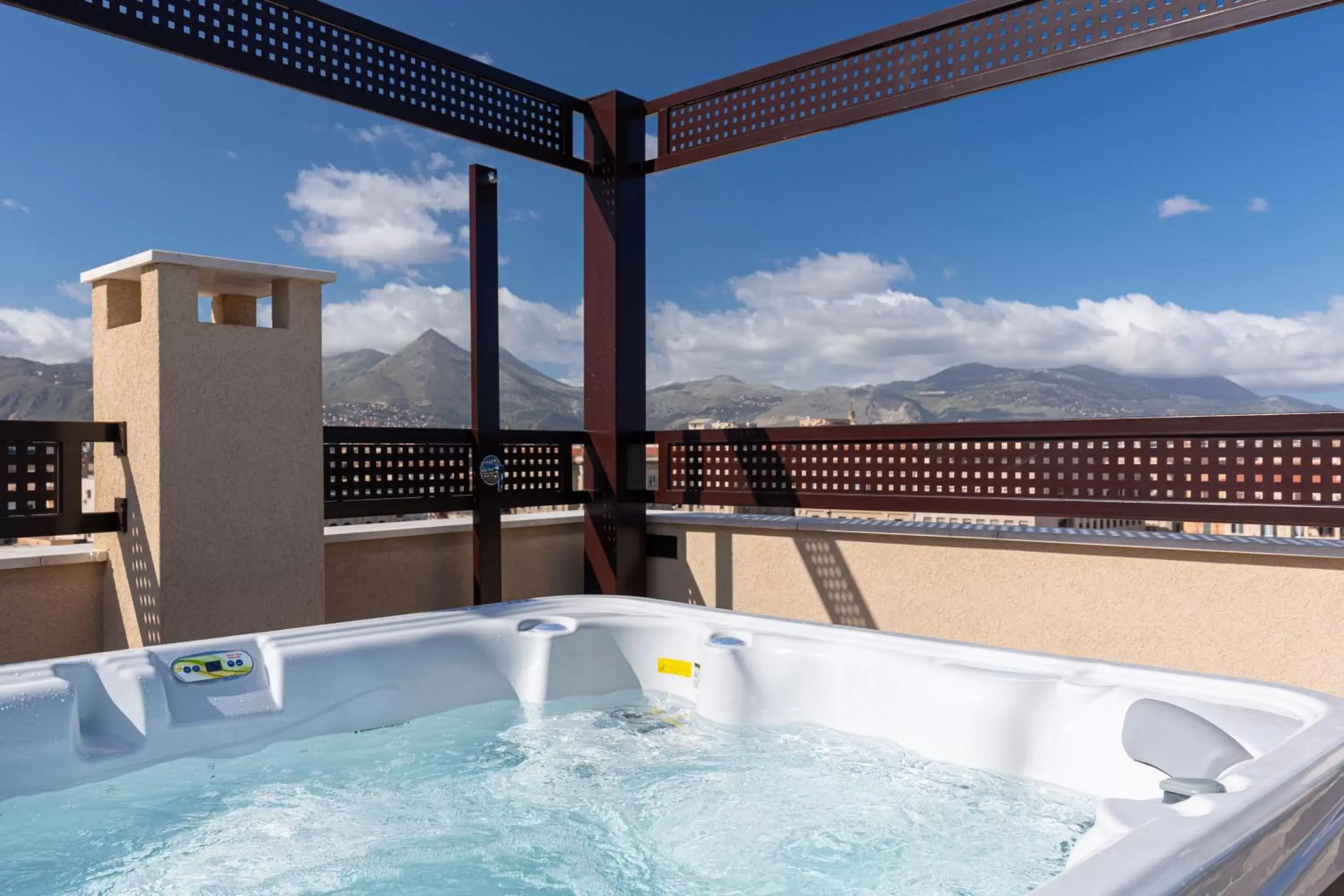 Hot Tub in Palermo Blu - Multi Suite