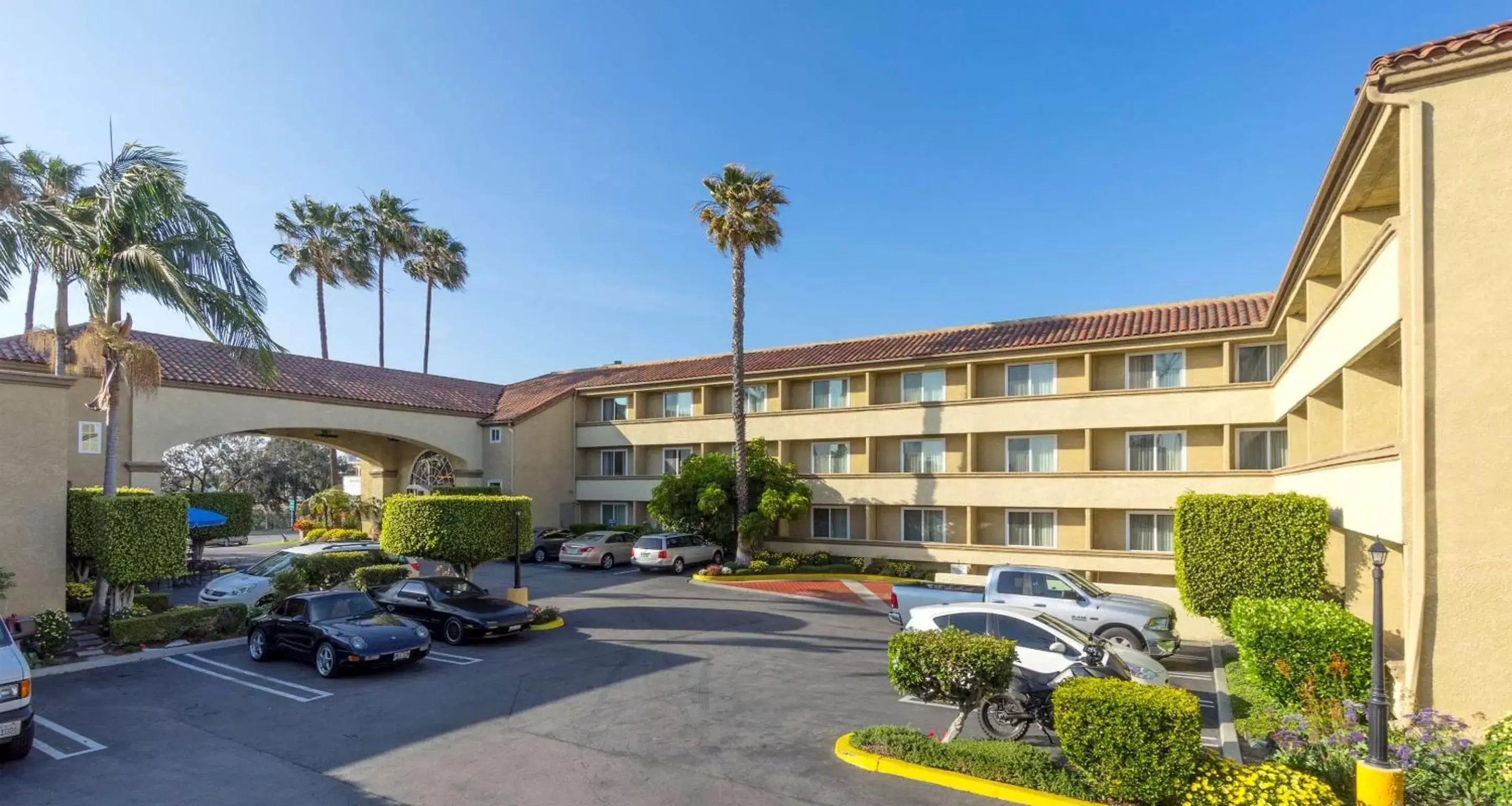 Property Building in Best Western Plus Newport Mesa Inn